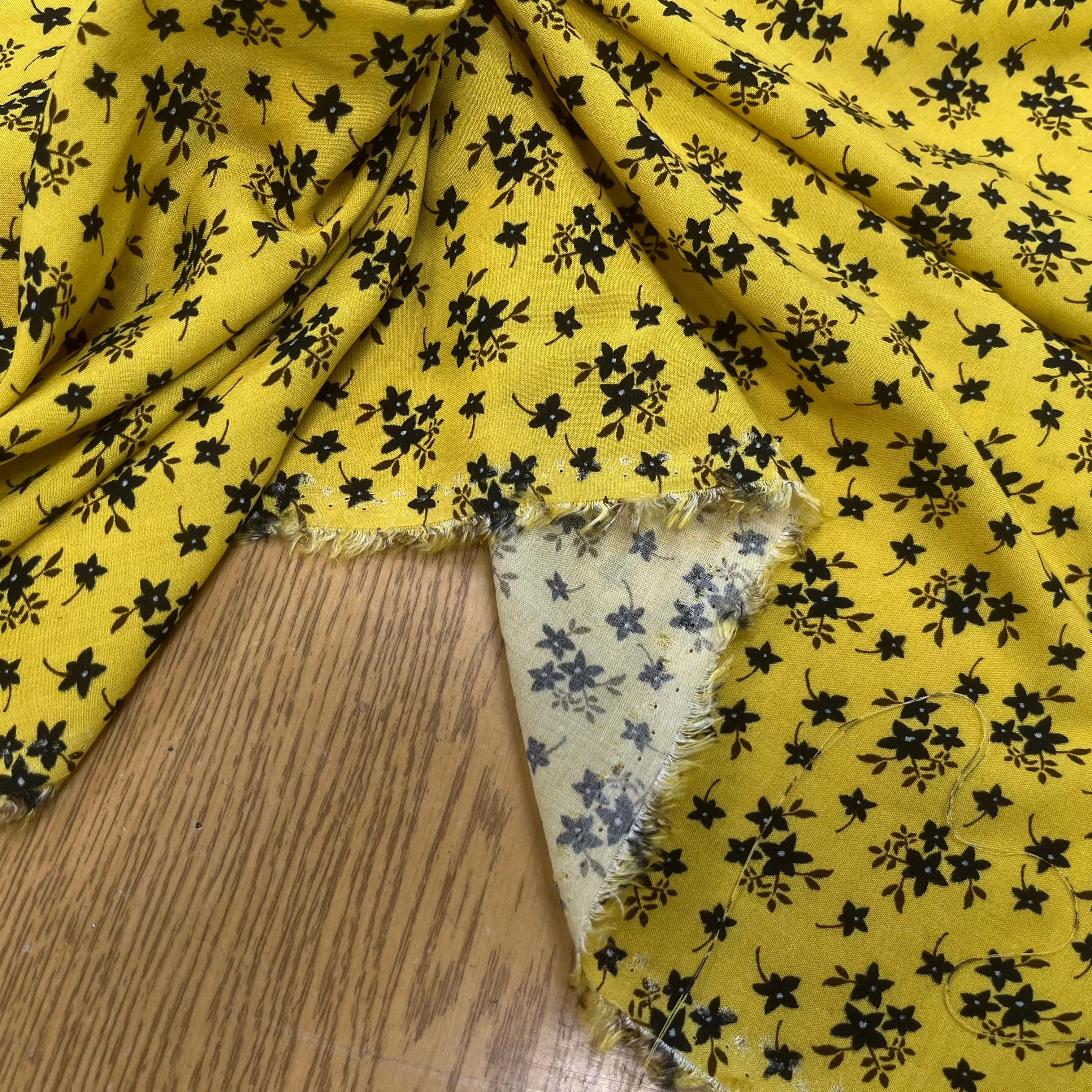 VOILE DE COTON IMPRIMÉ PÉTITES FLEURS FOND JAUNE - My Little Coupon