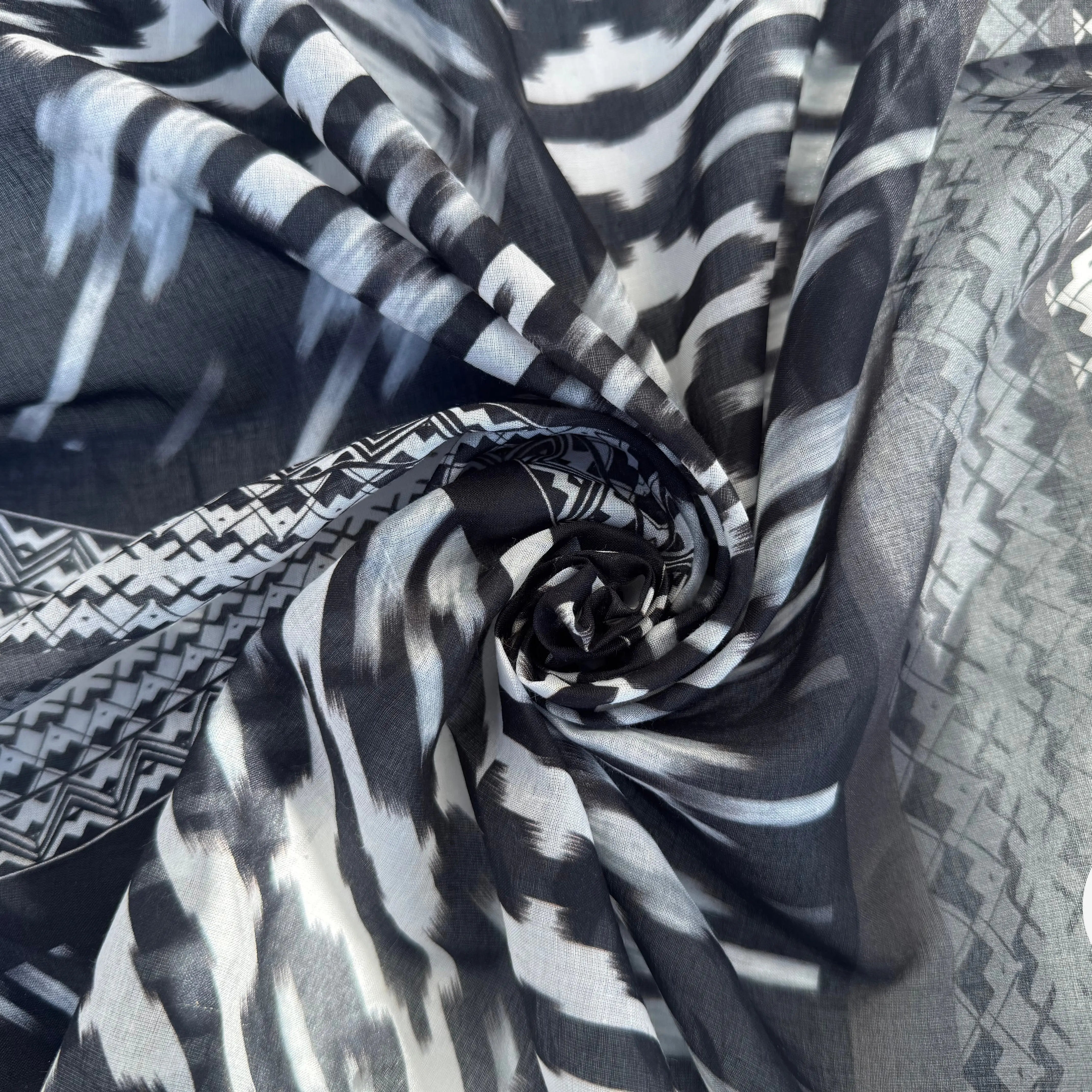 VOILE DE COTON MOTIF TOTEM BLACK, GREY AND WHITE - My Little Coupon