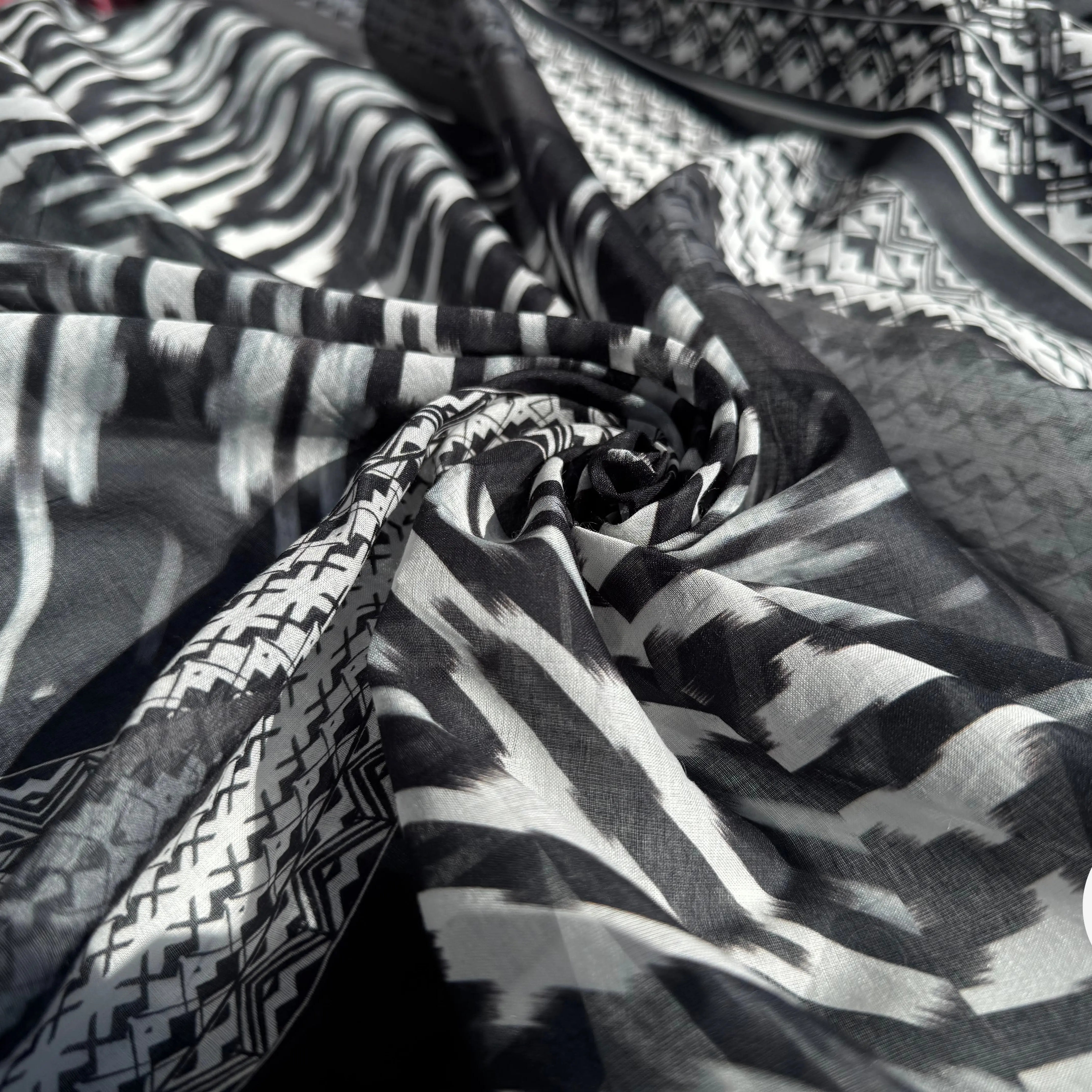 VOILE DE COTON MOTIF TOTEM BLACK, GREY AND WHITE - My Little Coupon