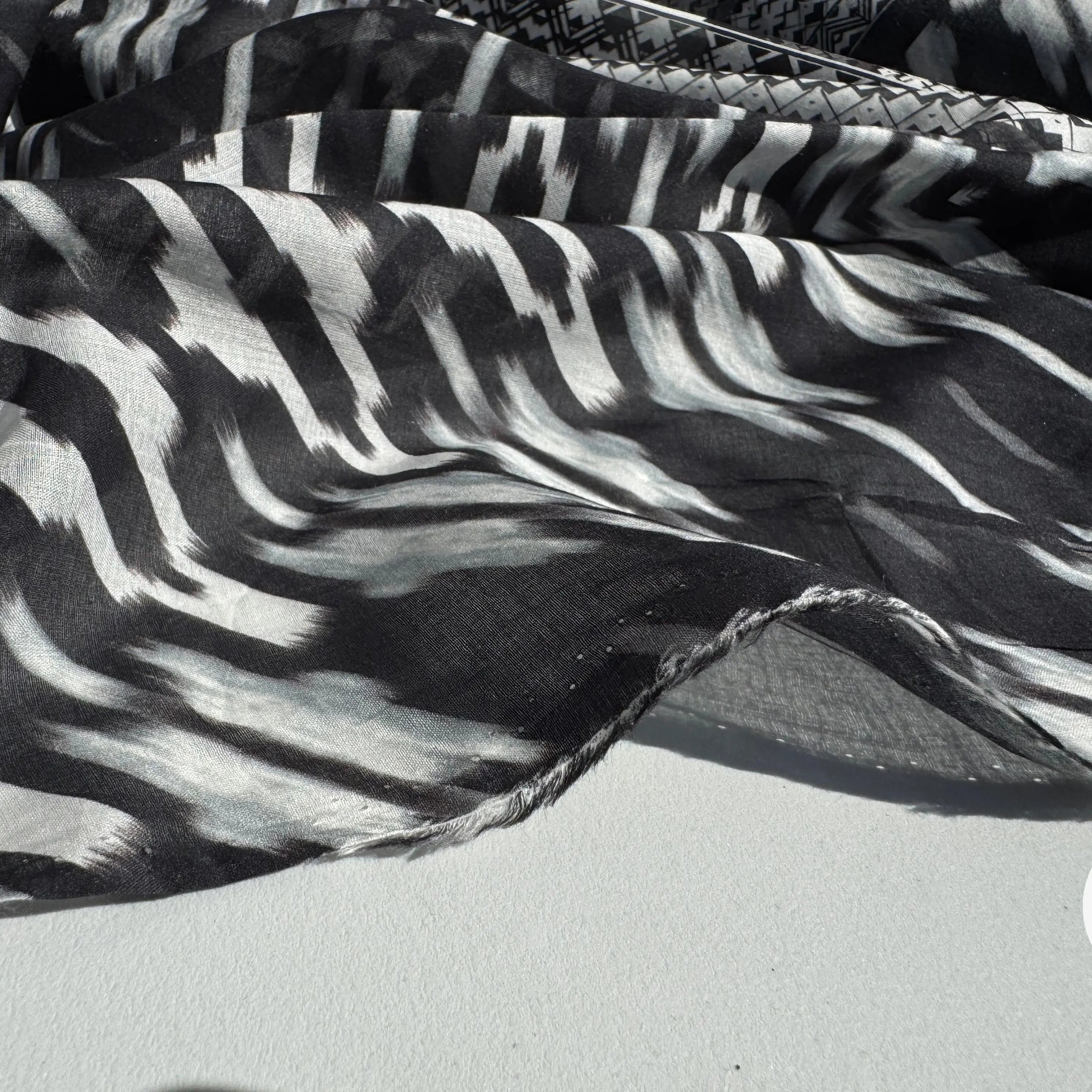 VOILE DE COTON MOTIF TOTEM BLACK, GREY AND WHITE - My Little Coupon