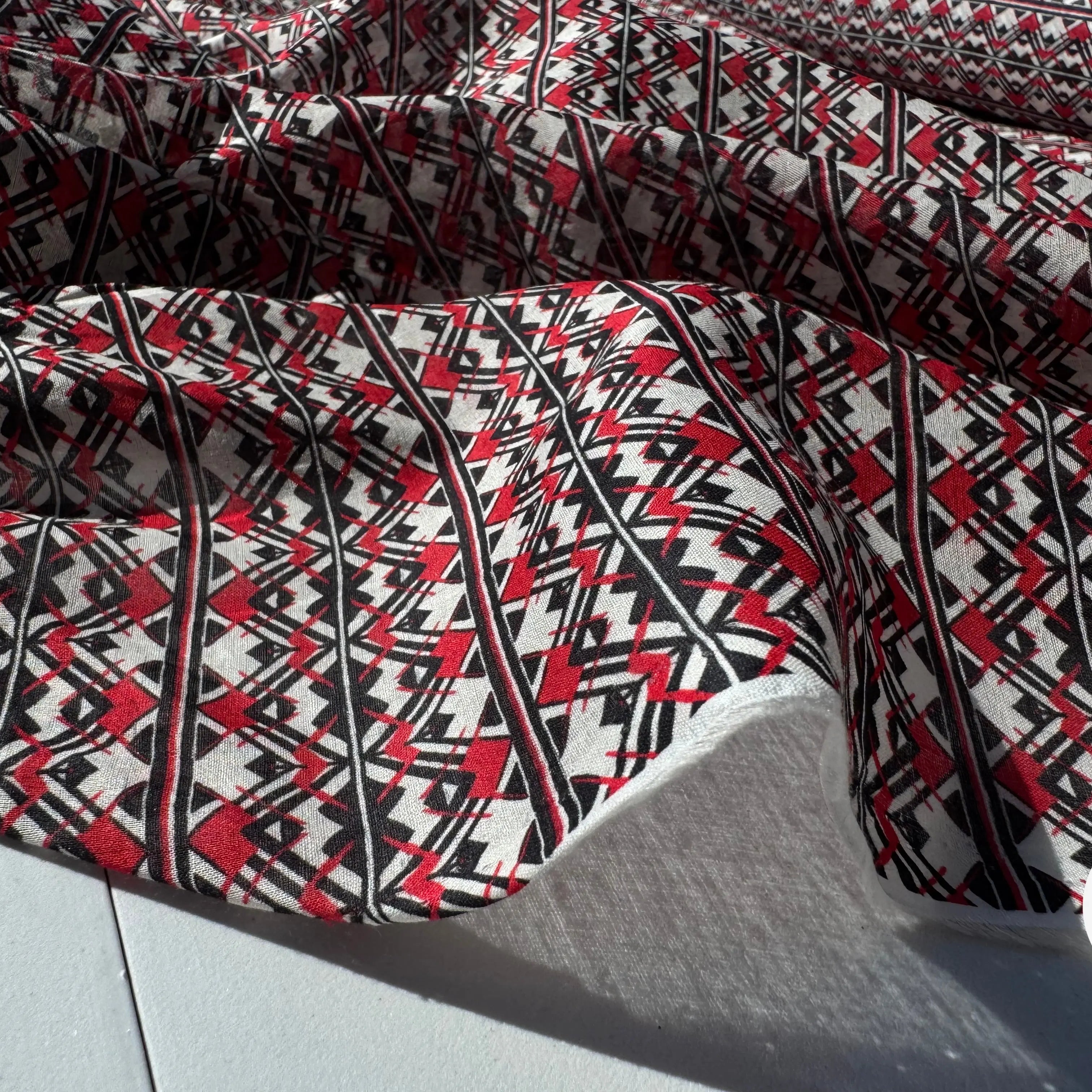 VOILE DE COTON MOTIF TOTEM BLACK, WHITE AND RED - My Little Coupon