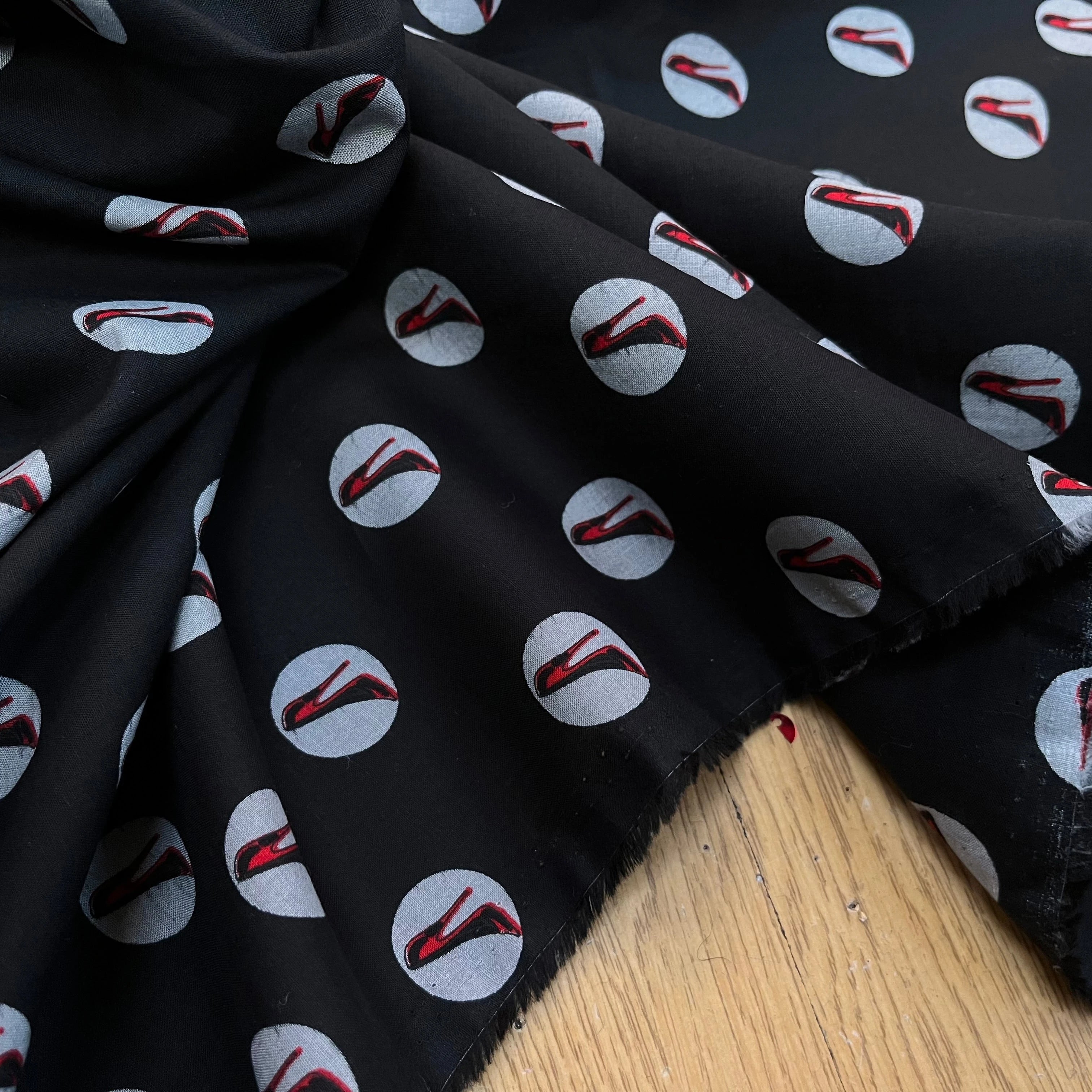 VOILE DE COTON NOIR MOTIF IMPRIMÉS ESCARPINS - My Little Coupon