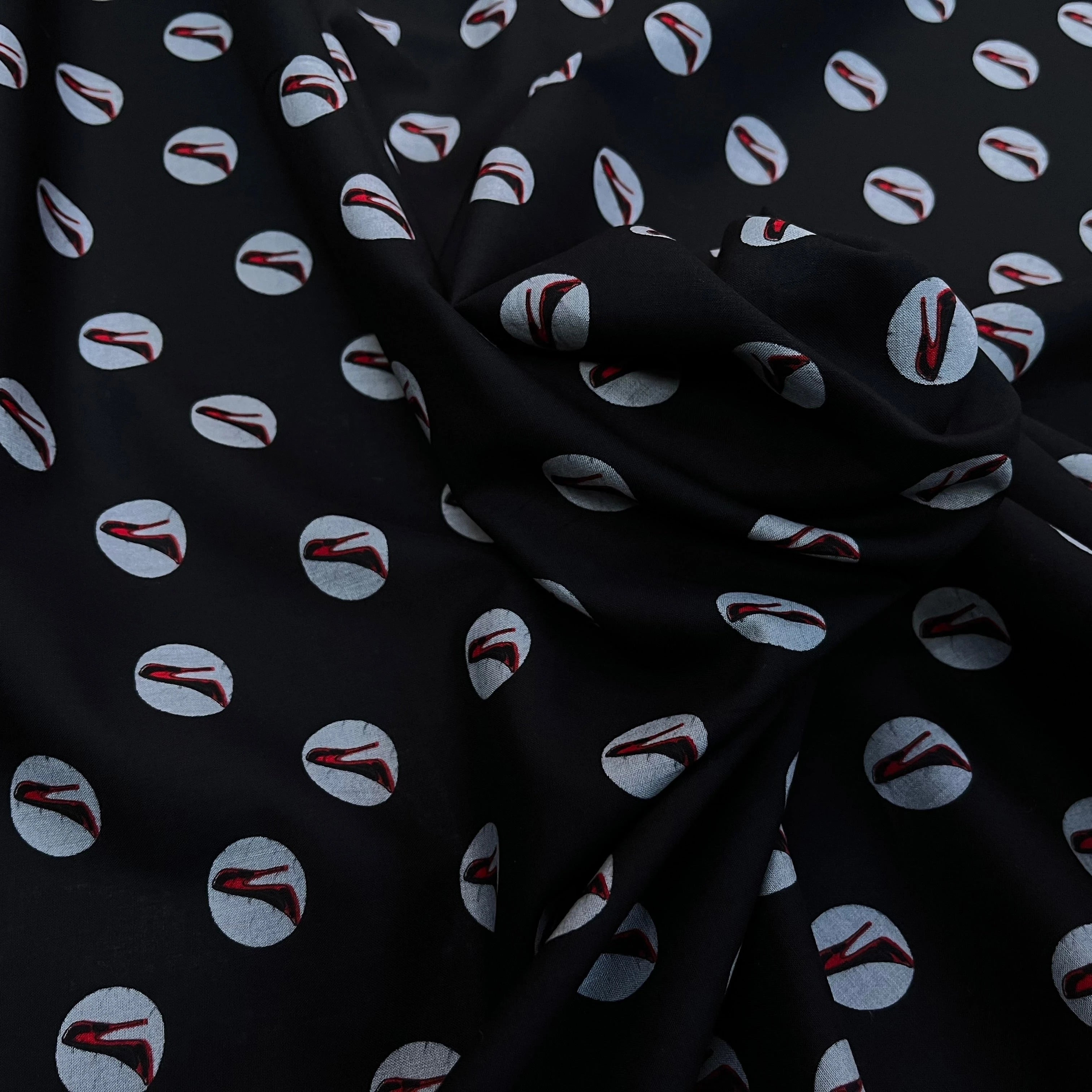 VOILE DE COTON NOIR MOTIF IMPRIMÉS ESCARPINS - My Little Coupon