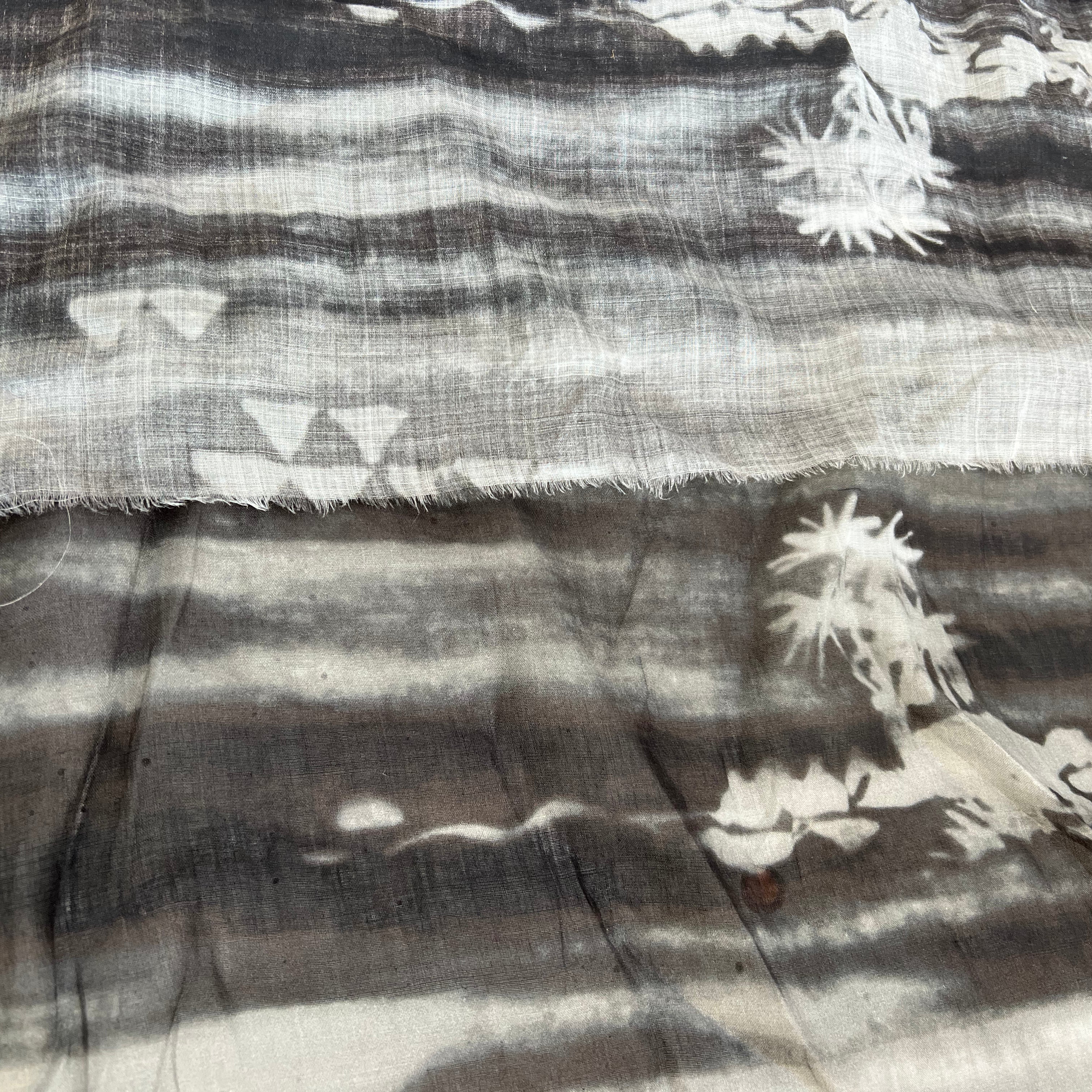 VOILE DE COTON TIE AND DYE TROPICAL CAMAIEU DE GRIS MLC INTERN