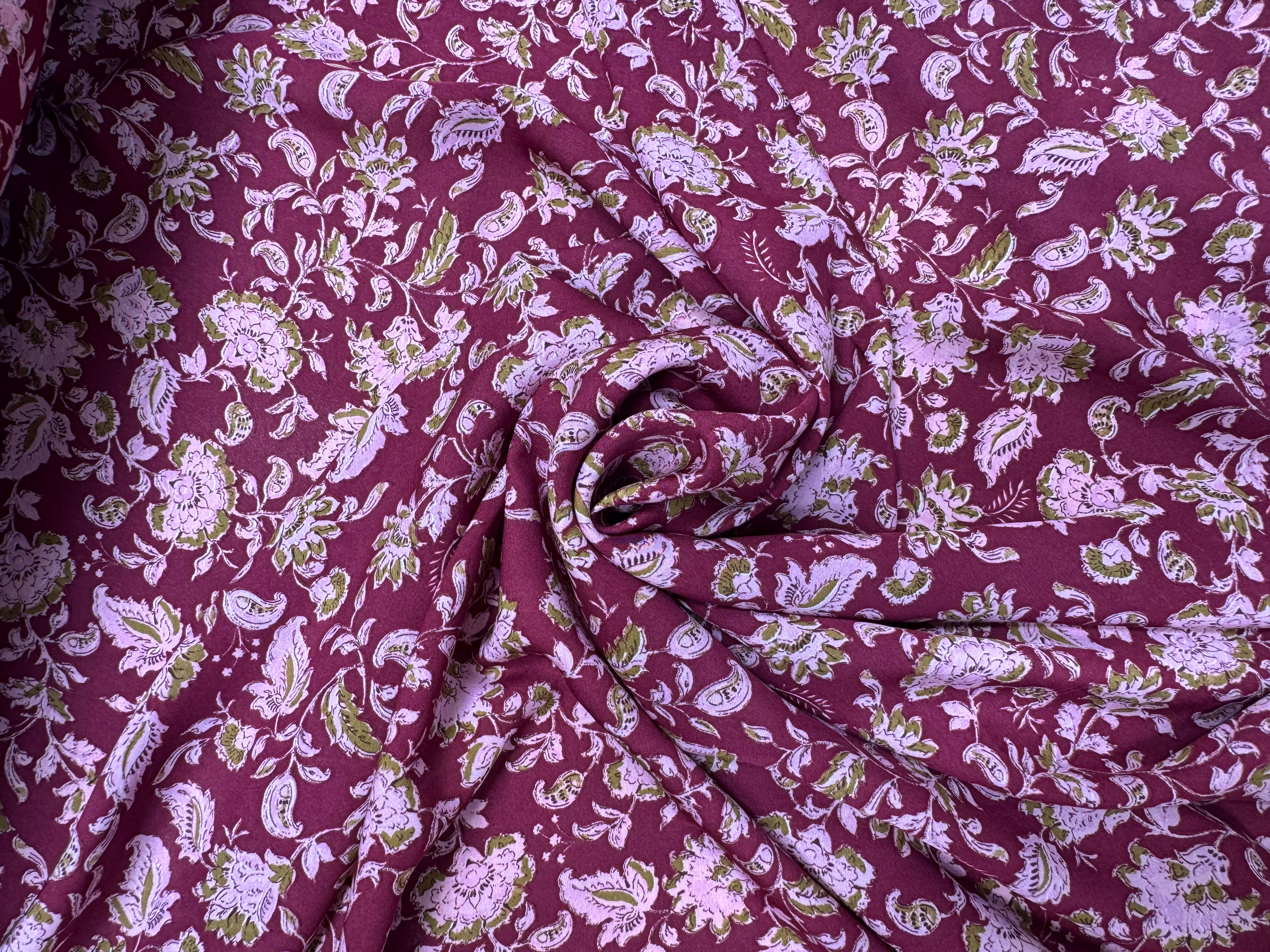 VOILE VISCOSE FOND BORDEAUX MOTIF FLEURS ROSE PALE - My Little Coupon