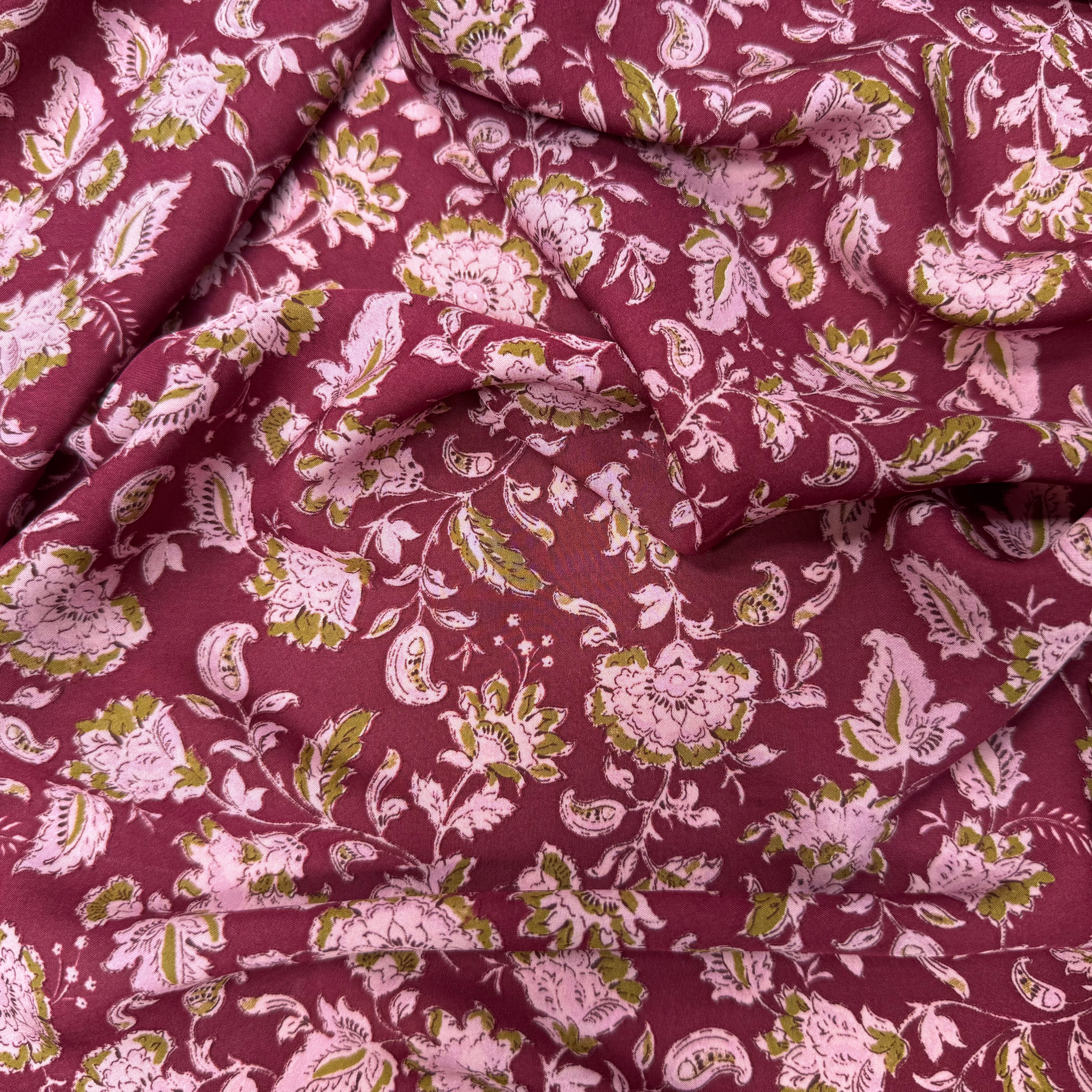 VOILE VISCOSE FOND BORDEAUX MOTIF FLEURS ROSE PALE - My Little Coupon