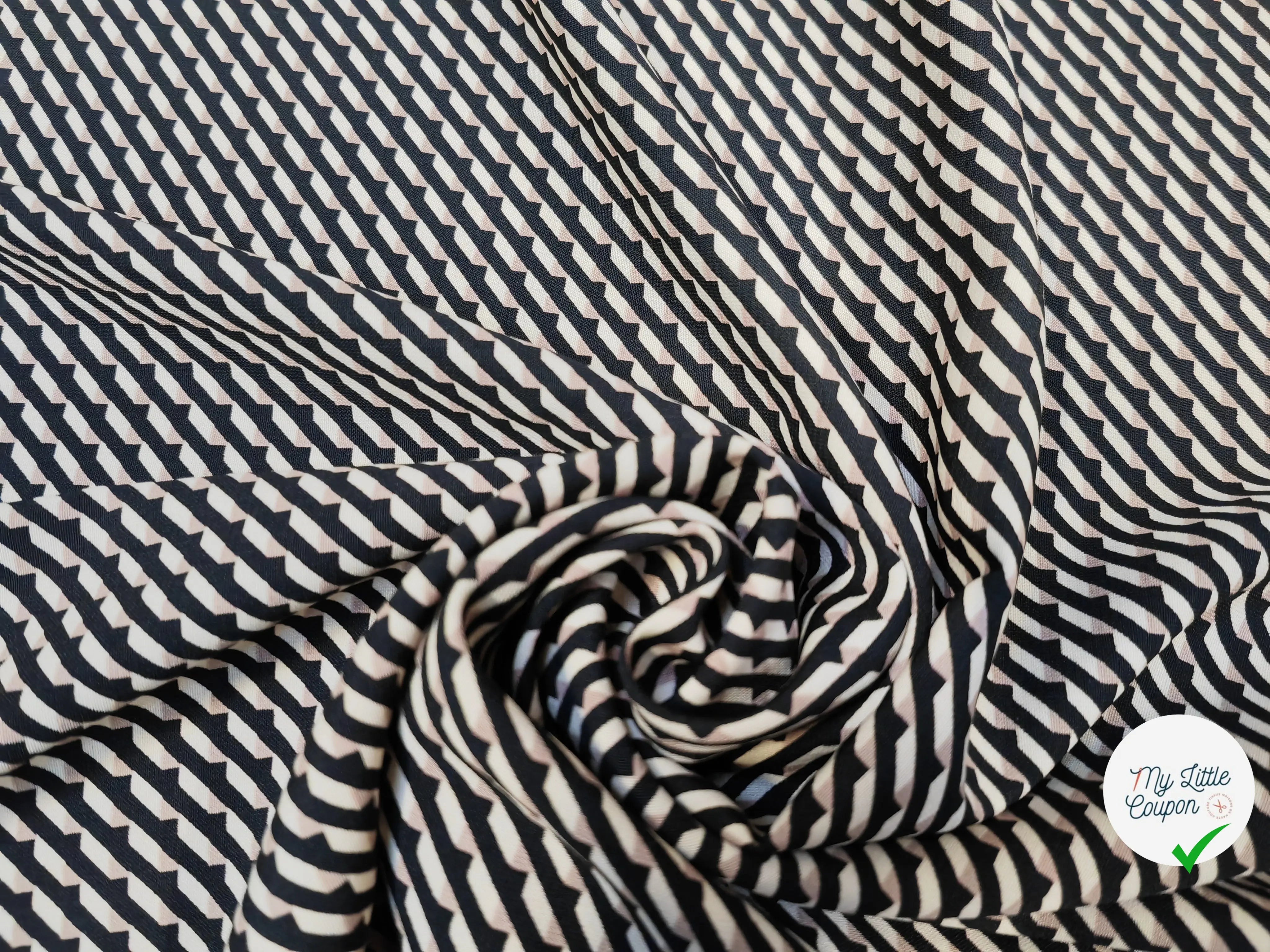 WOOLPEACH MOTIF RECTANGLE CROISÉ FOND NOIR - My Little Coupon
