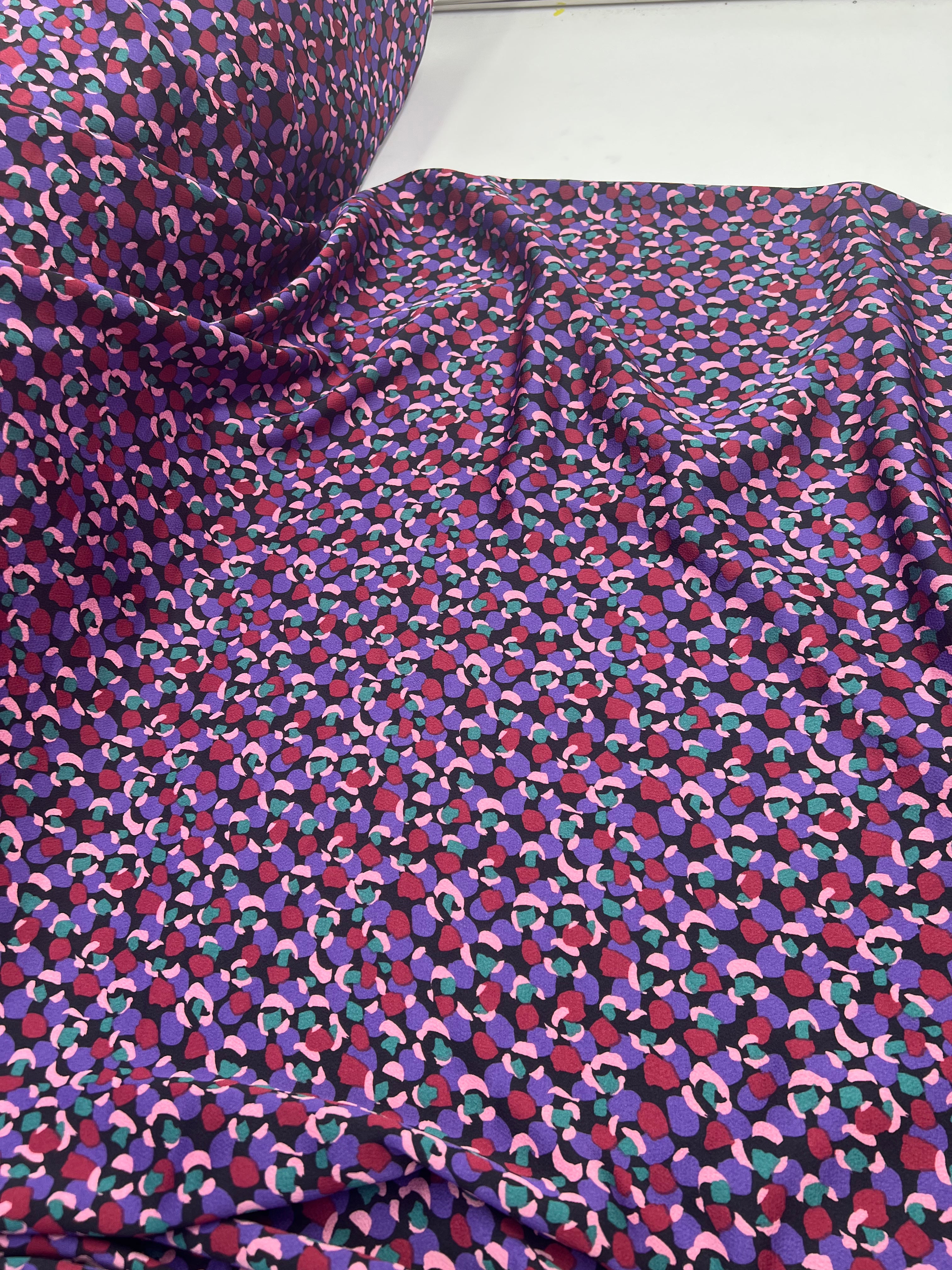 (chute) CRÊPE MAROCAIN SETAV FONCÉ MOTIF BORDEAUX - My Little Coupon
