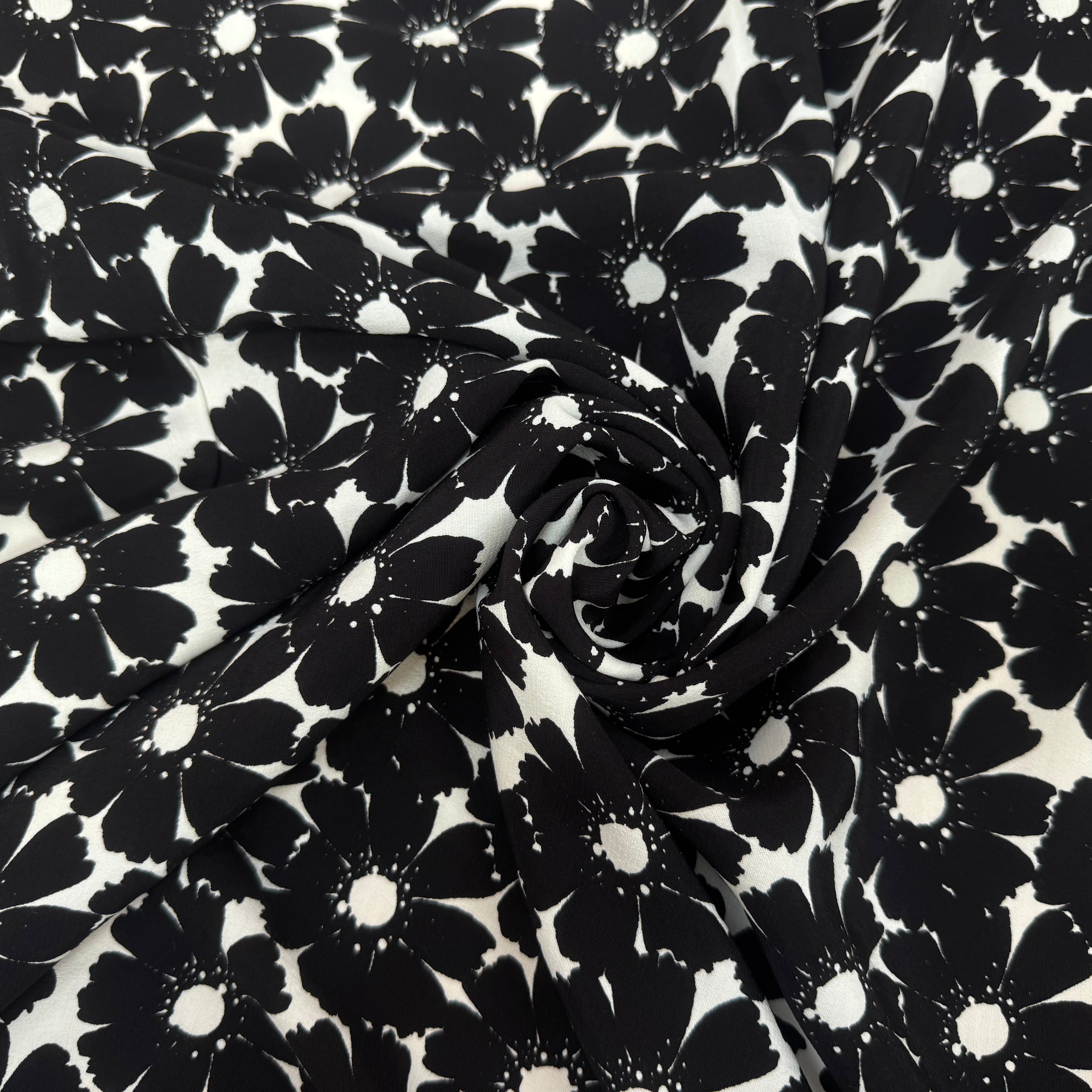 CREPE MAROCAIN VISCOSE FOND BLANC MOTIFS FLEURS DU BONHEUR JAPON NOIR - My Little Coupon