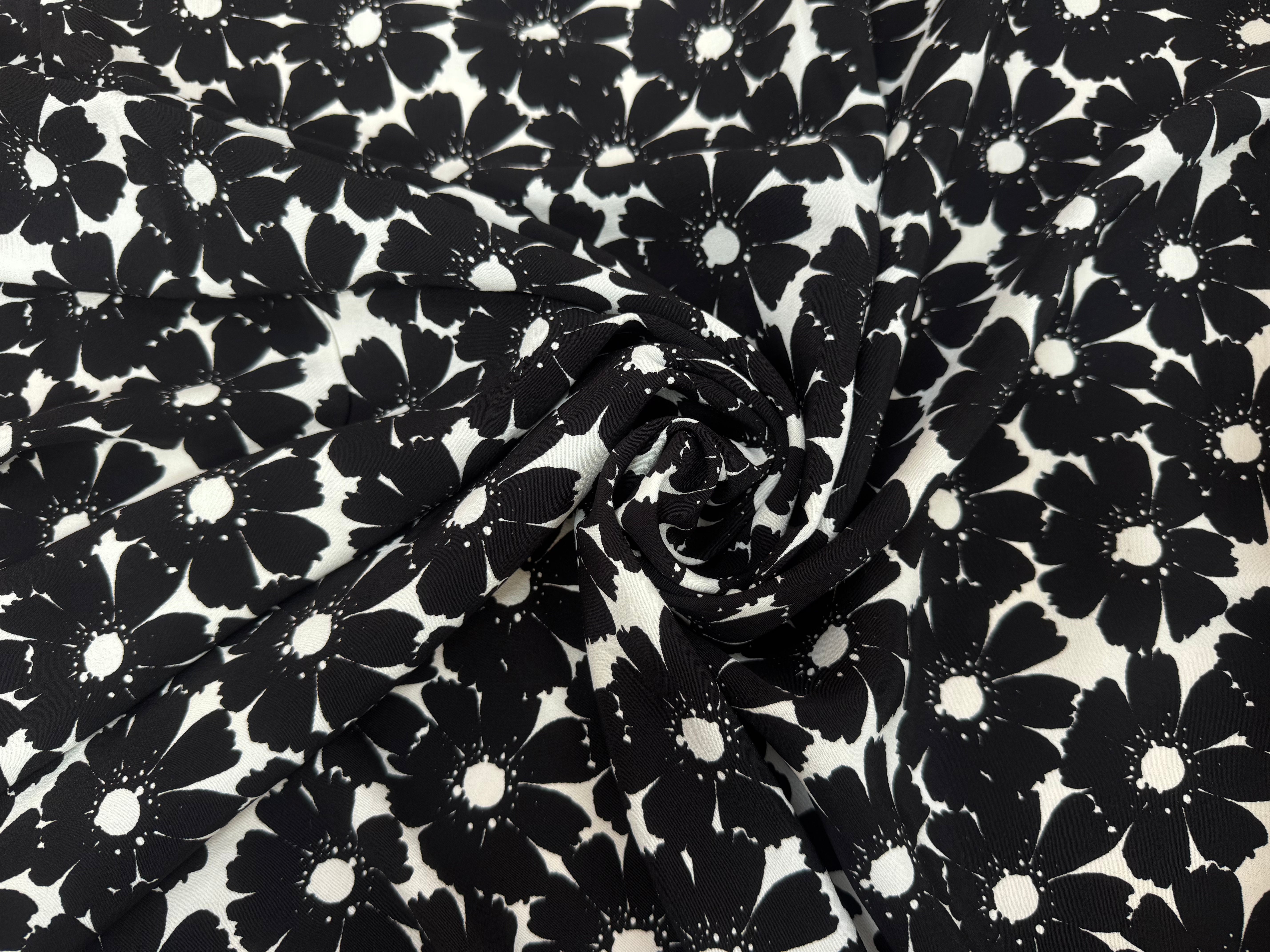 CREPE MAROCAIN VISCOSE FOND BLANC MOTIFS FLEURS DU BONHEUR JAPON NOIR - My Little Coupon