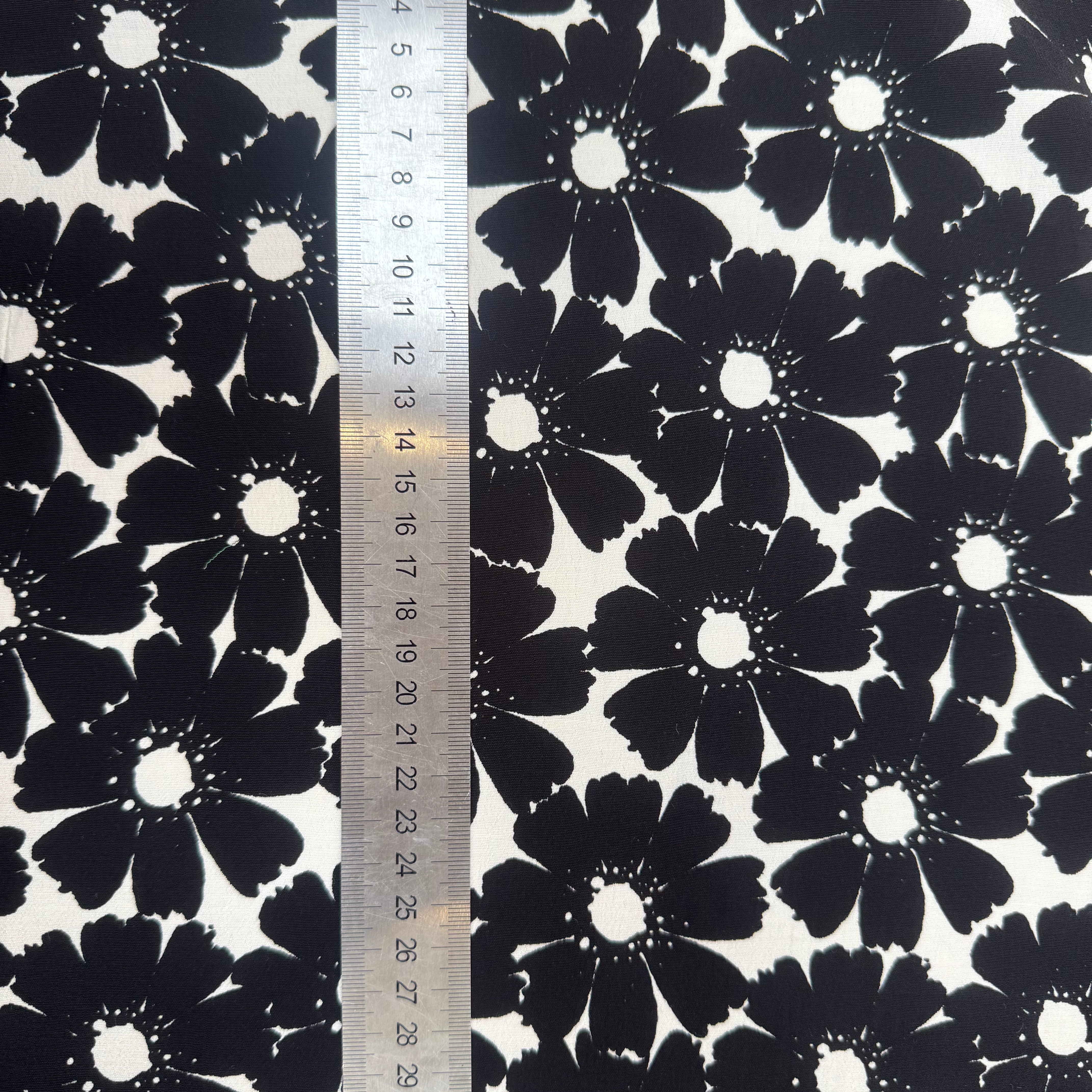 CREPE MAROCAIN VISCOSE FOND BLANC MOTIFS FLEURS DU BONHEUR JAPON NOIR - My Little Coupon