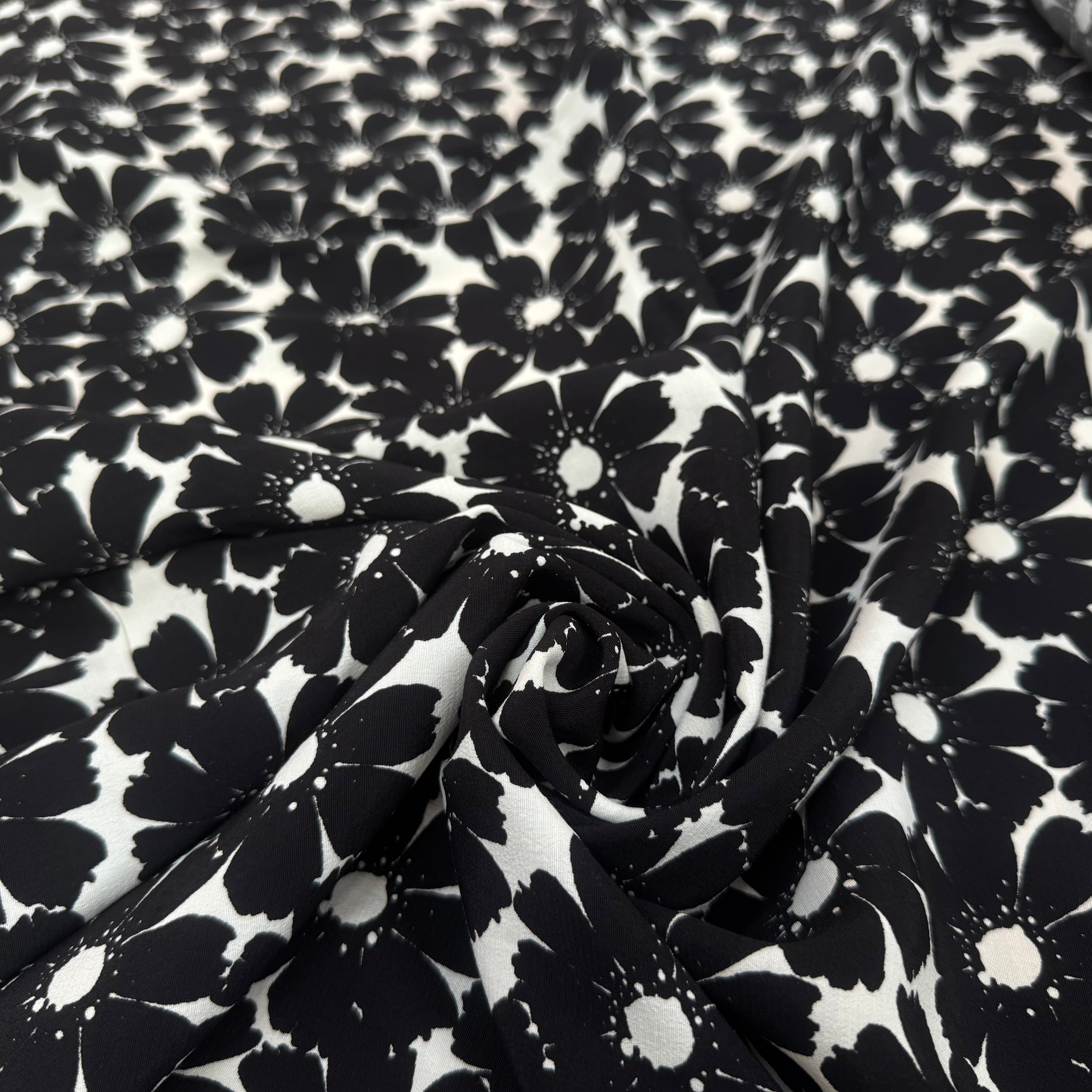 CREPE MAROCAIN VISCOSE FOND BLANC MOTIFS FLEURS DU BONHEUR JAPON NOIR - My Little Coupon