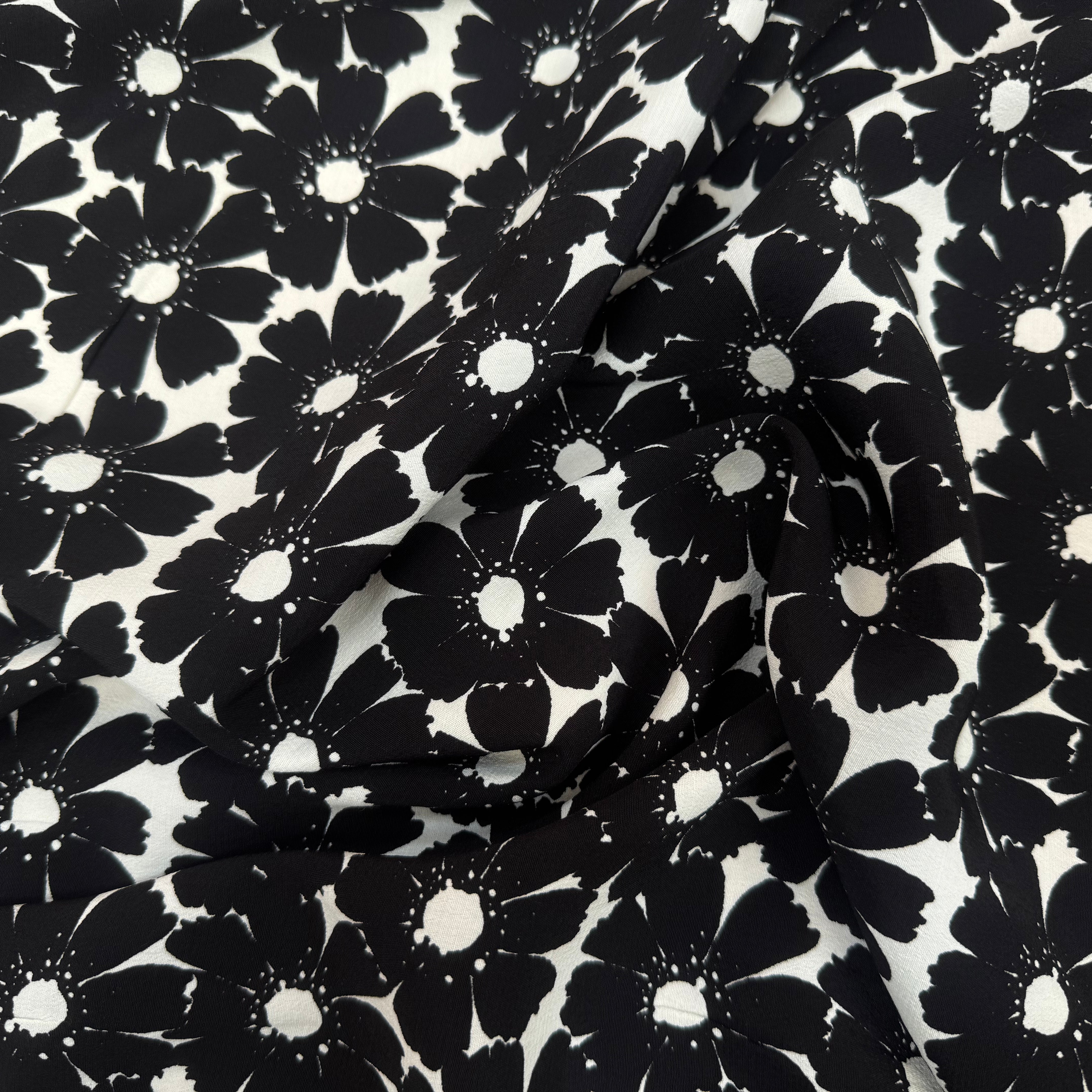 CREPE MAROCAIN VISCOSE FOND BLANC MOTIFS FLEURS DU BONHEUR JAPON NOIR - My Little Coupon
