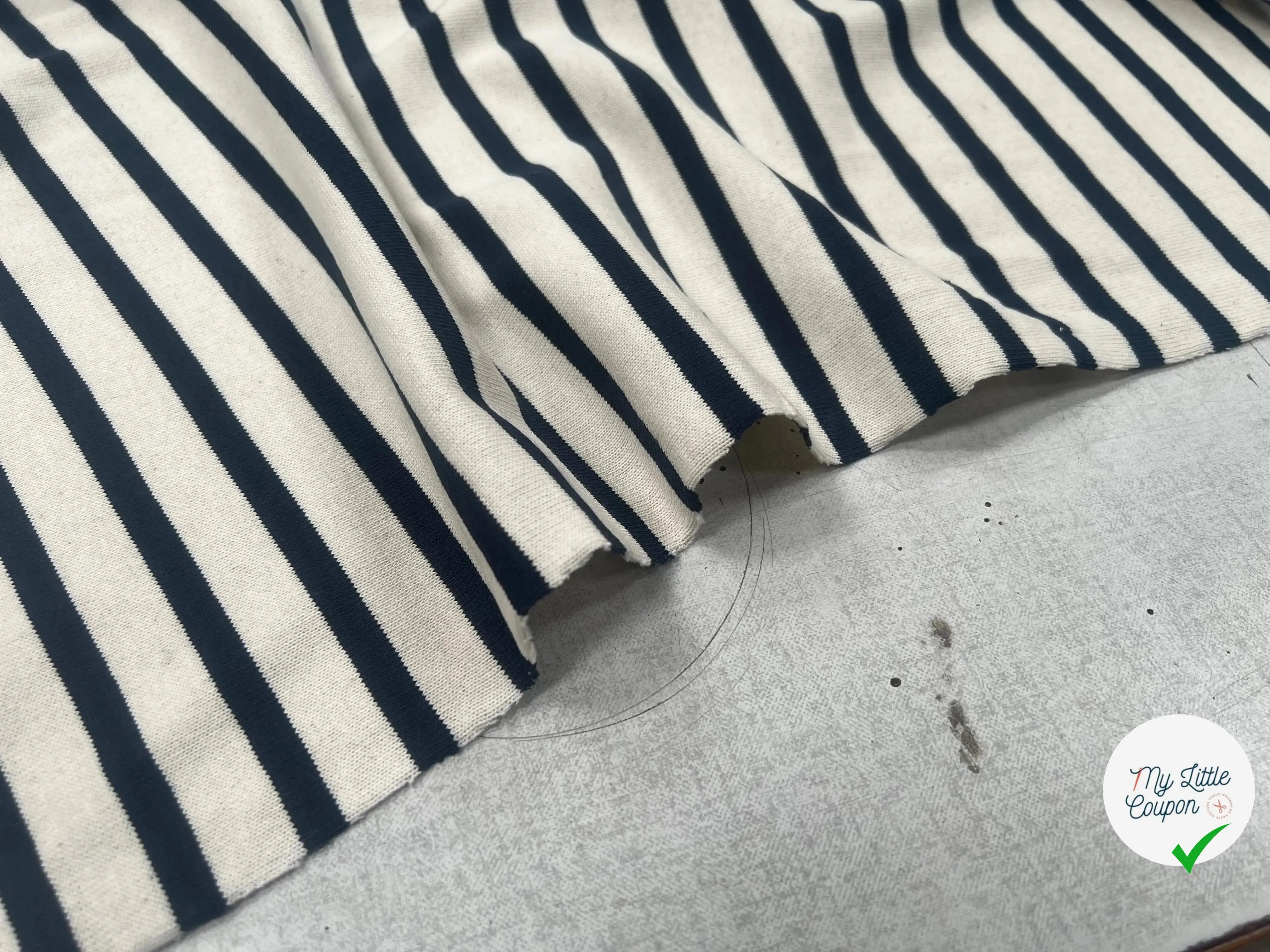 MAILLE LOURD COTON RAYURES REGULIERES BLEU FOND CREME - My Little Coupon