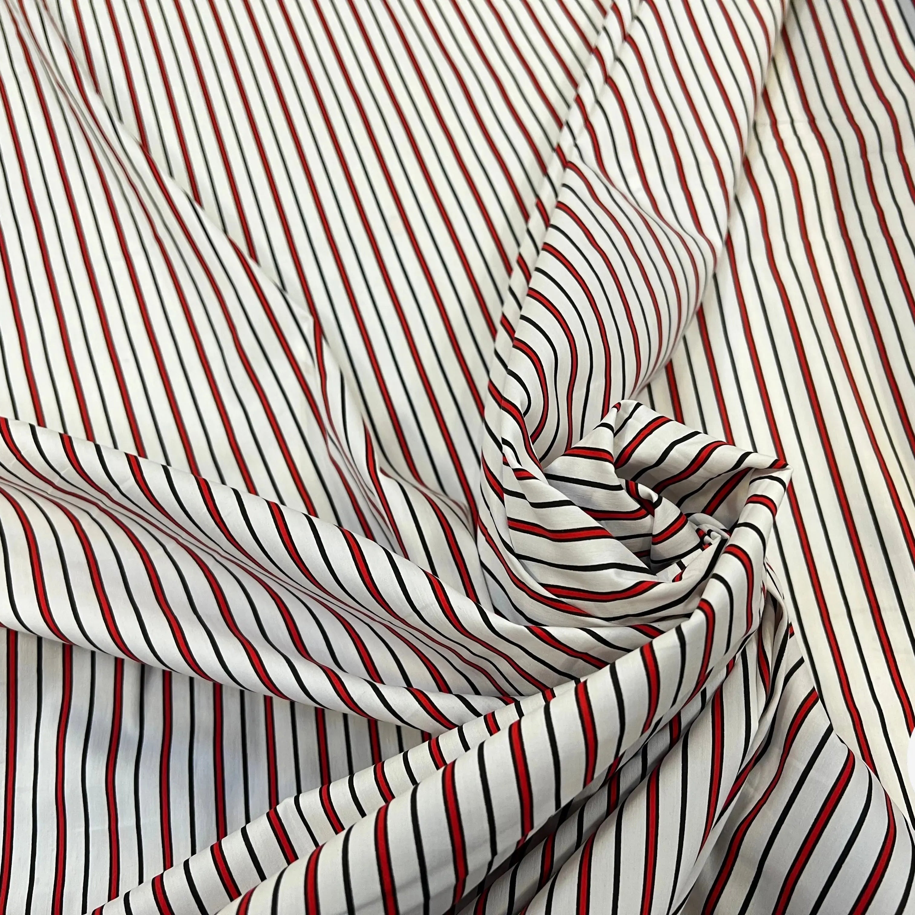 POPELINE BLANCHE RAYURES SERTIES NOIRES & ROUGE STRETCH MSO