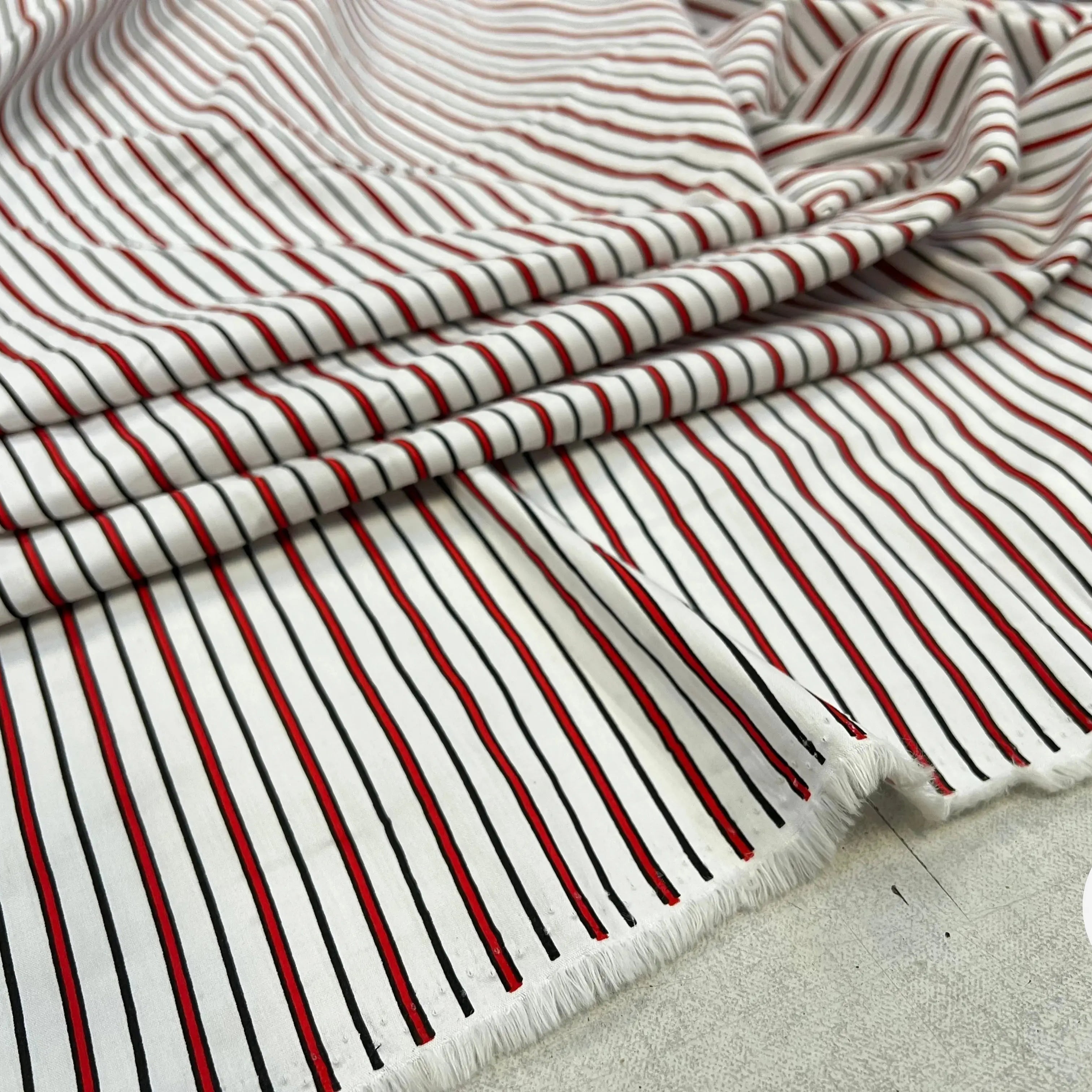 POPELINE BLANCHE RAYURES SERTIES NOIRES & ROUGE STRETCH MSO