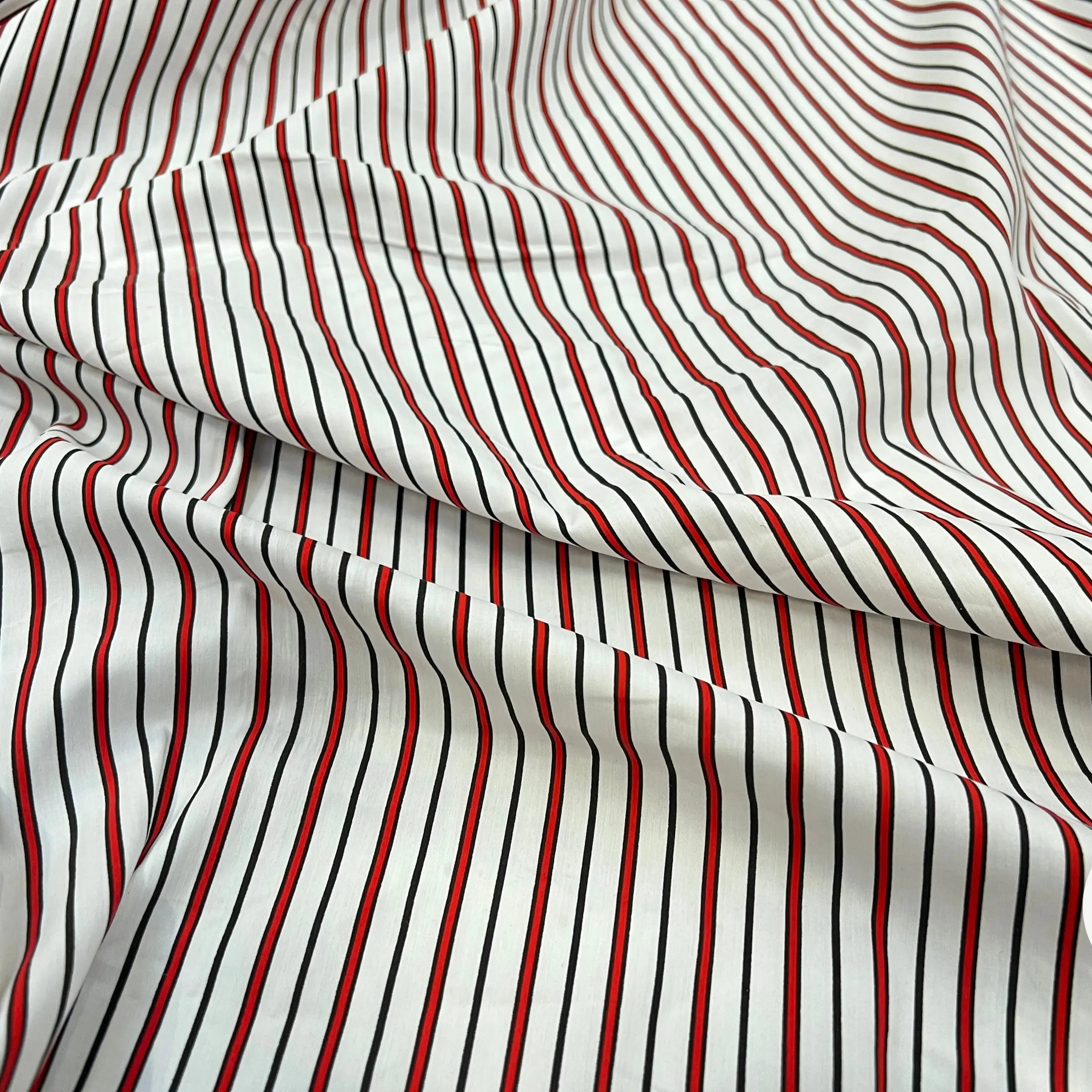 POPELINE BLANCHE RAYURES SERTIES NOIRES & ROUGE STRETCH MSO