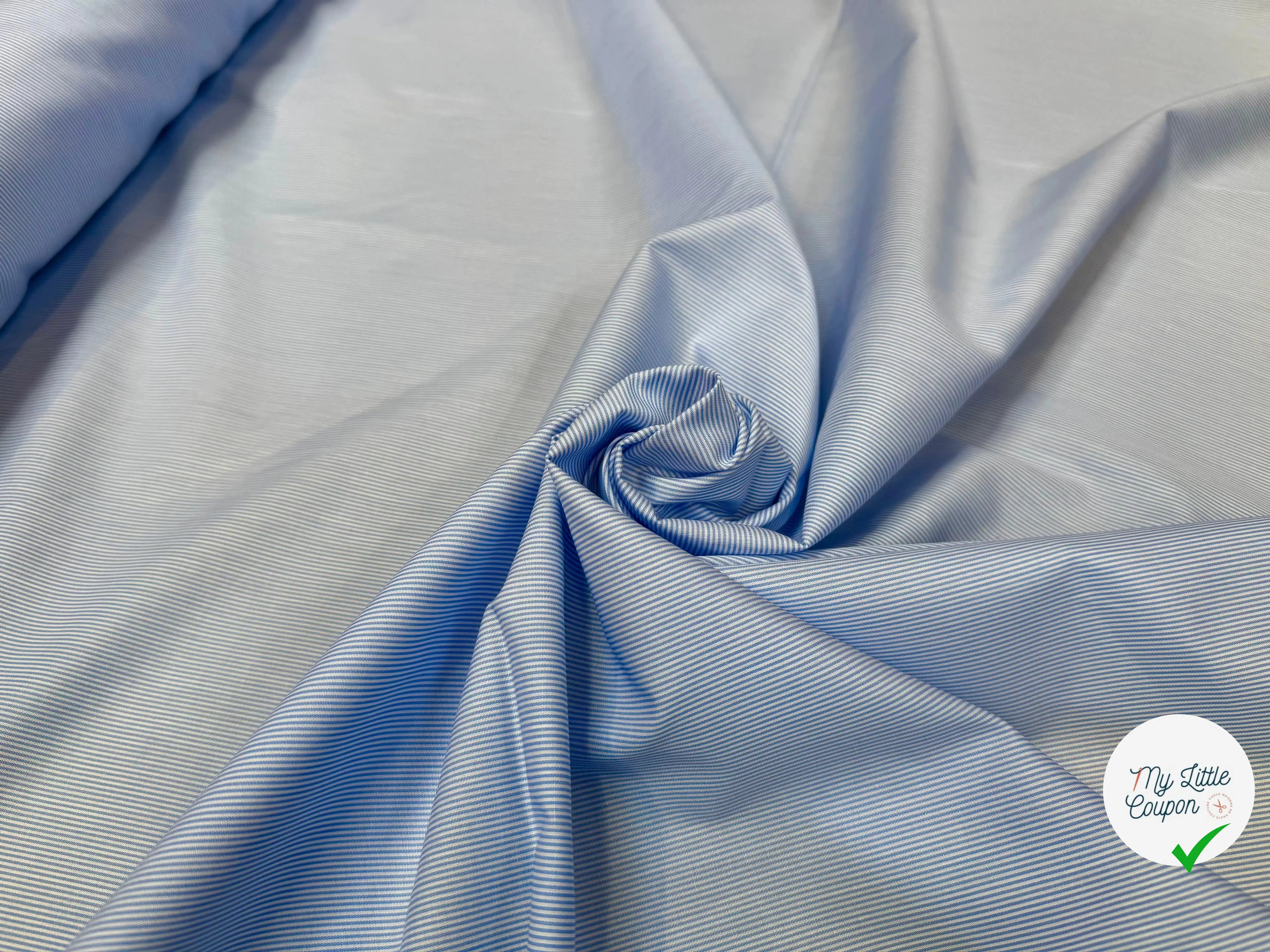 POPELINE DE COTON A 100% COTON A RAYURES BLANCHE ET BLEU CIEL - My Little Coupon