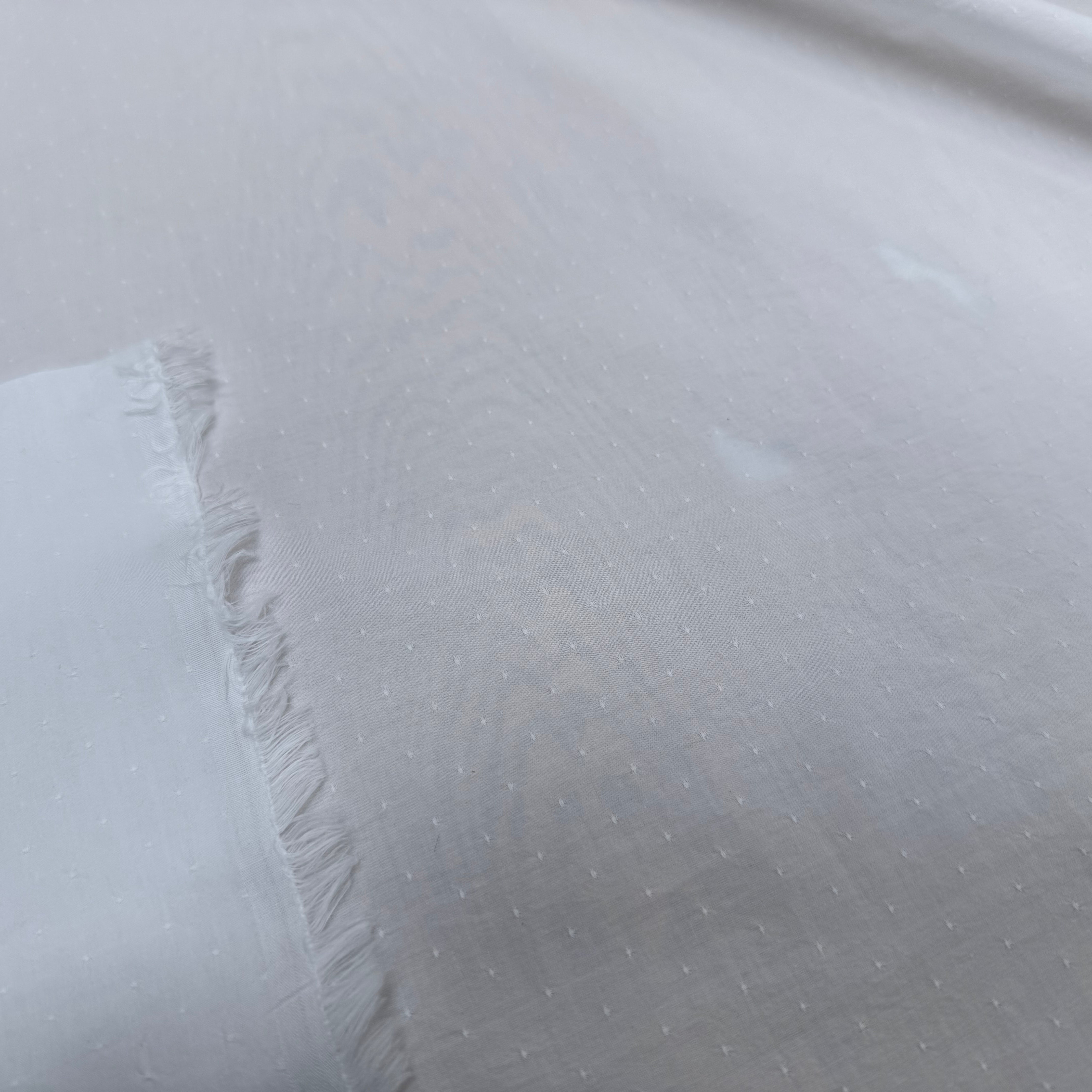 POPELINE DE COTON MICROSTONE CRAQUANT PLUMETIS BLANC - My Little Coupon