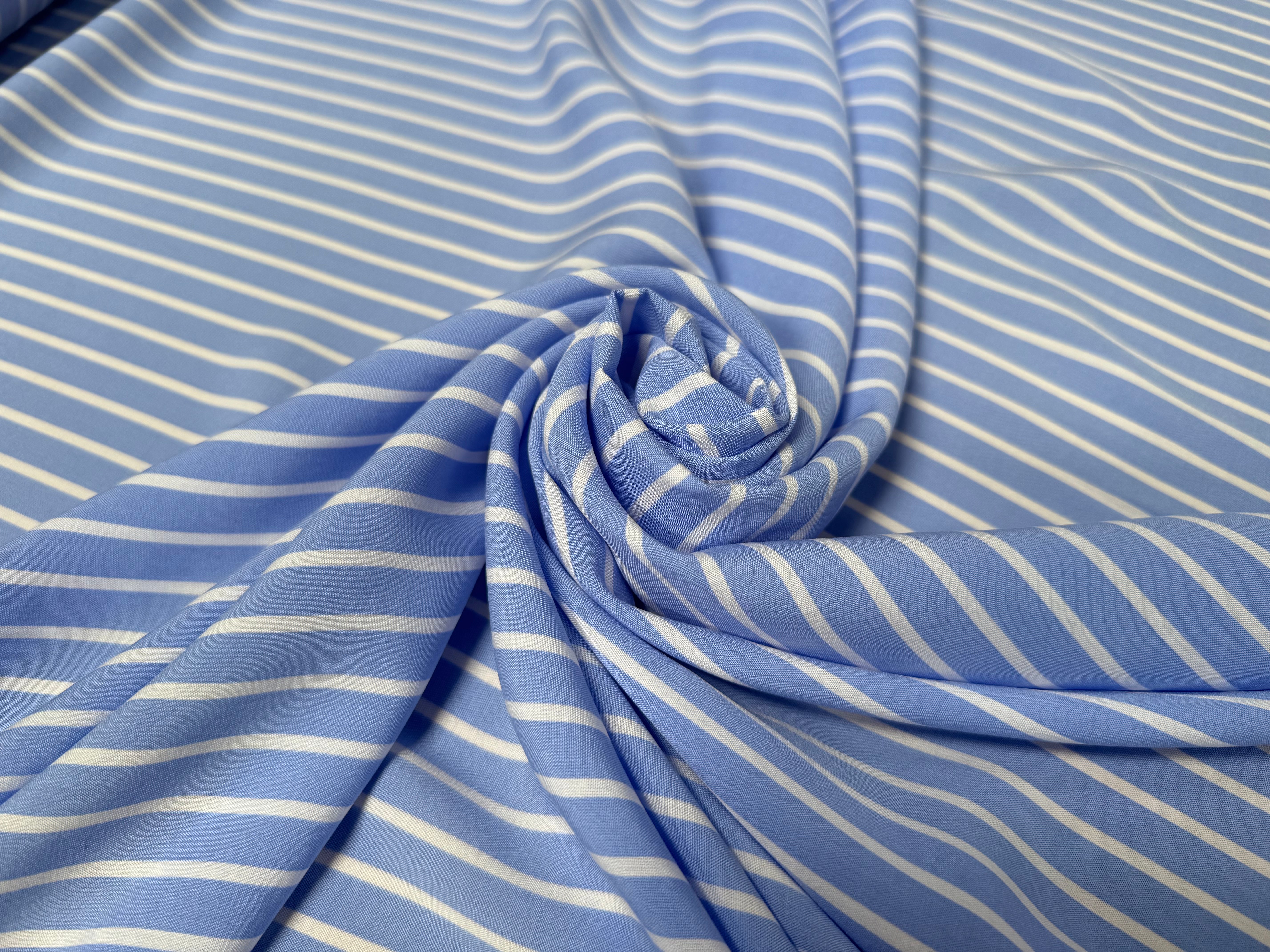 POPELINE DE VISCOSE A RAYURES BLANC ET BLEU - My Little Coupon