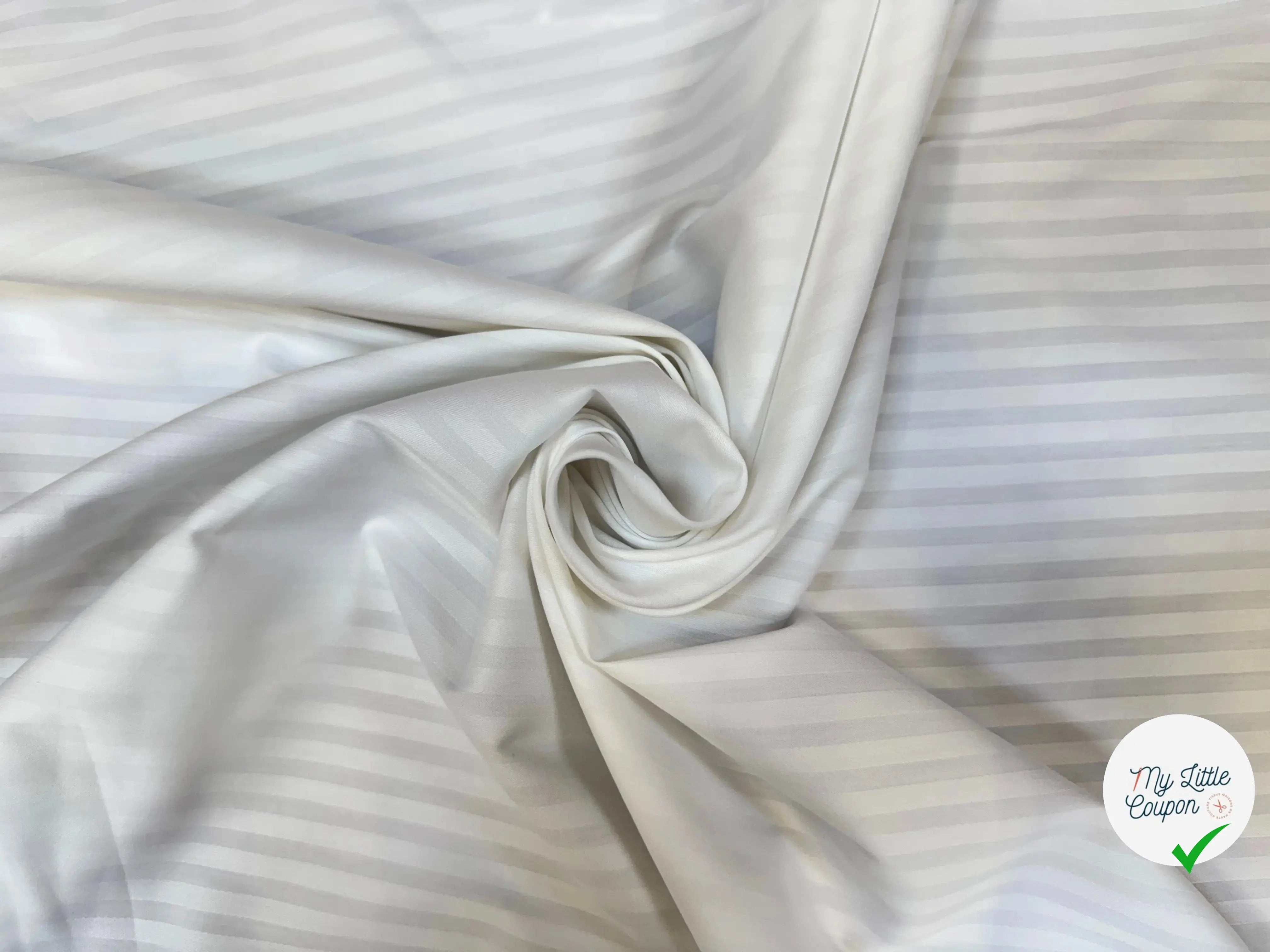TISSU BLANC A RAYURES BLANCHES SATINÉS RÉGULIÈRES (EFFET MARINIÈRE) - My Little Coupon