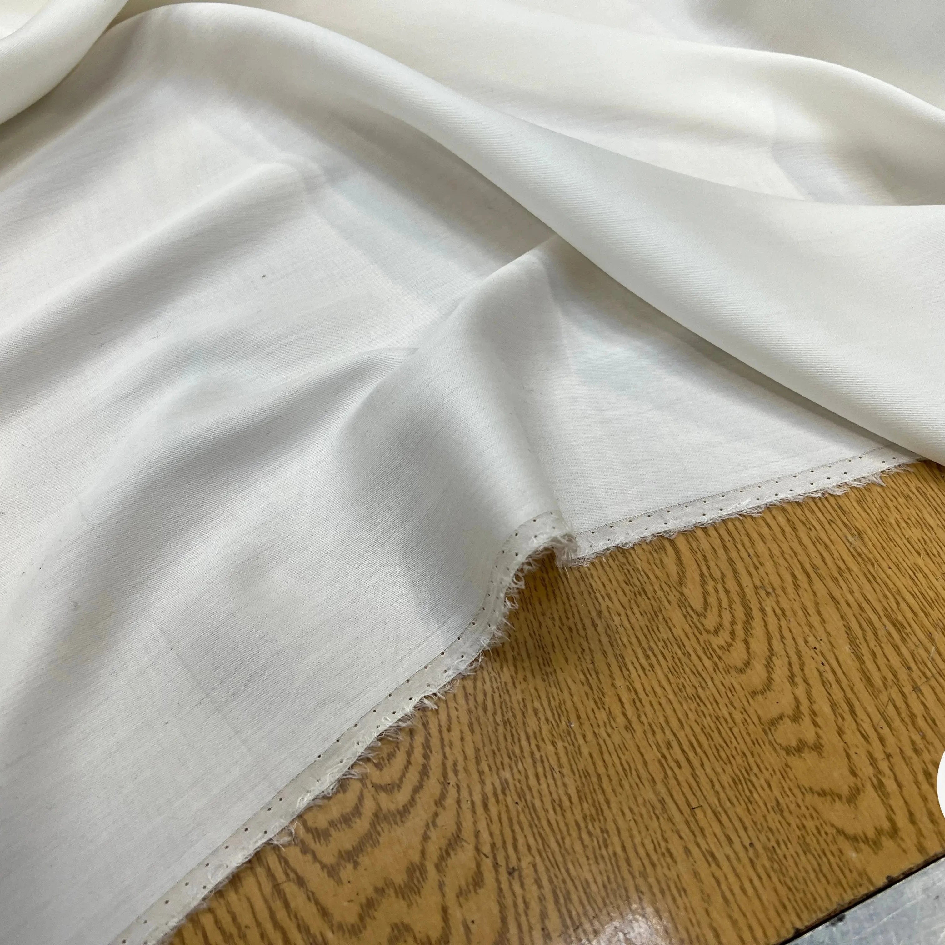 TISSU COTON SATINÉ BLANC CASSÉ 27% SOIE - My Little Coupon