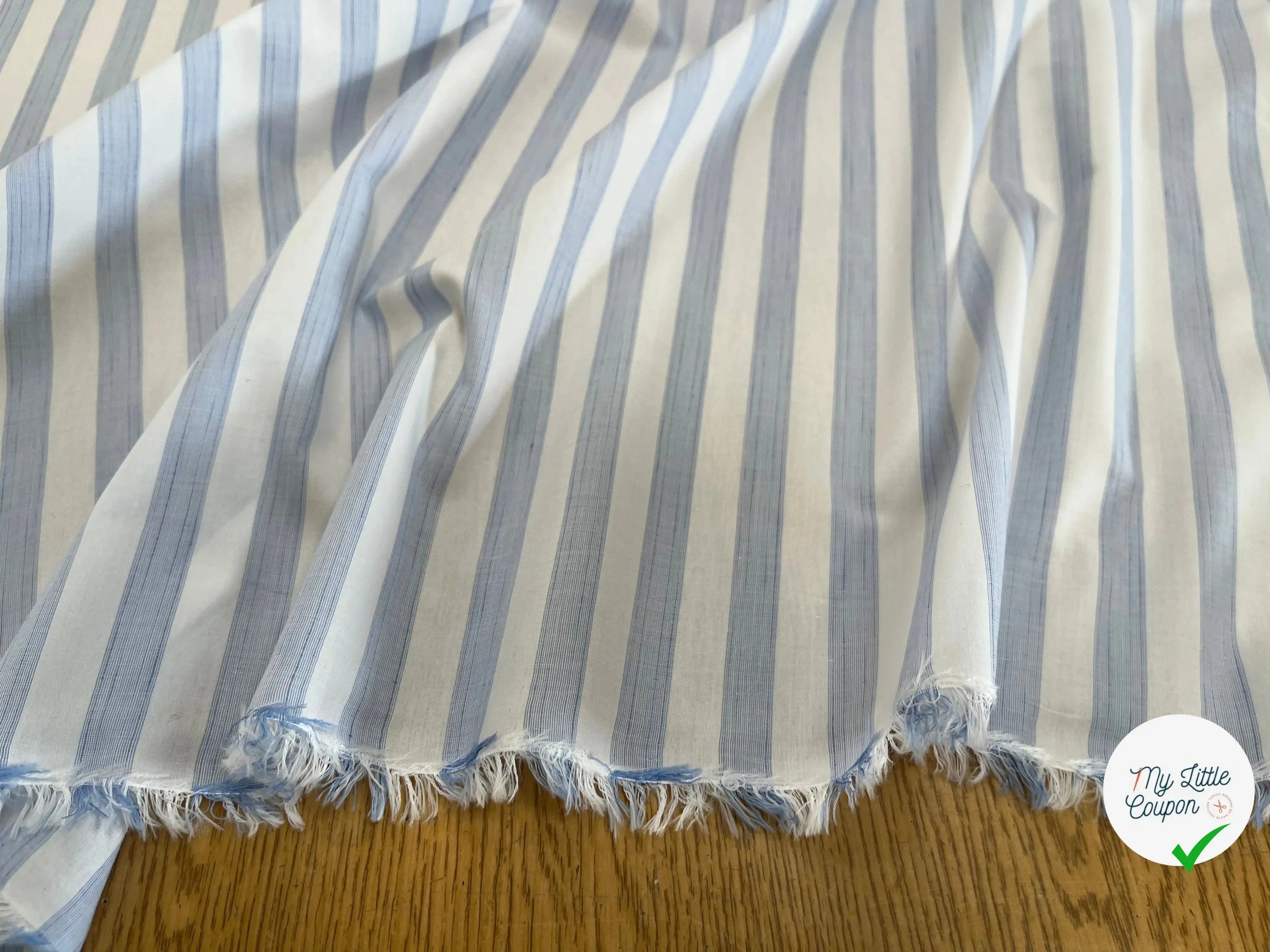 TISSU COTONLIN À GROSSE RAYURE BLEU CIEL BLANC - My Little Coupon