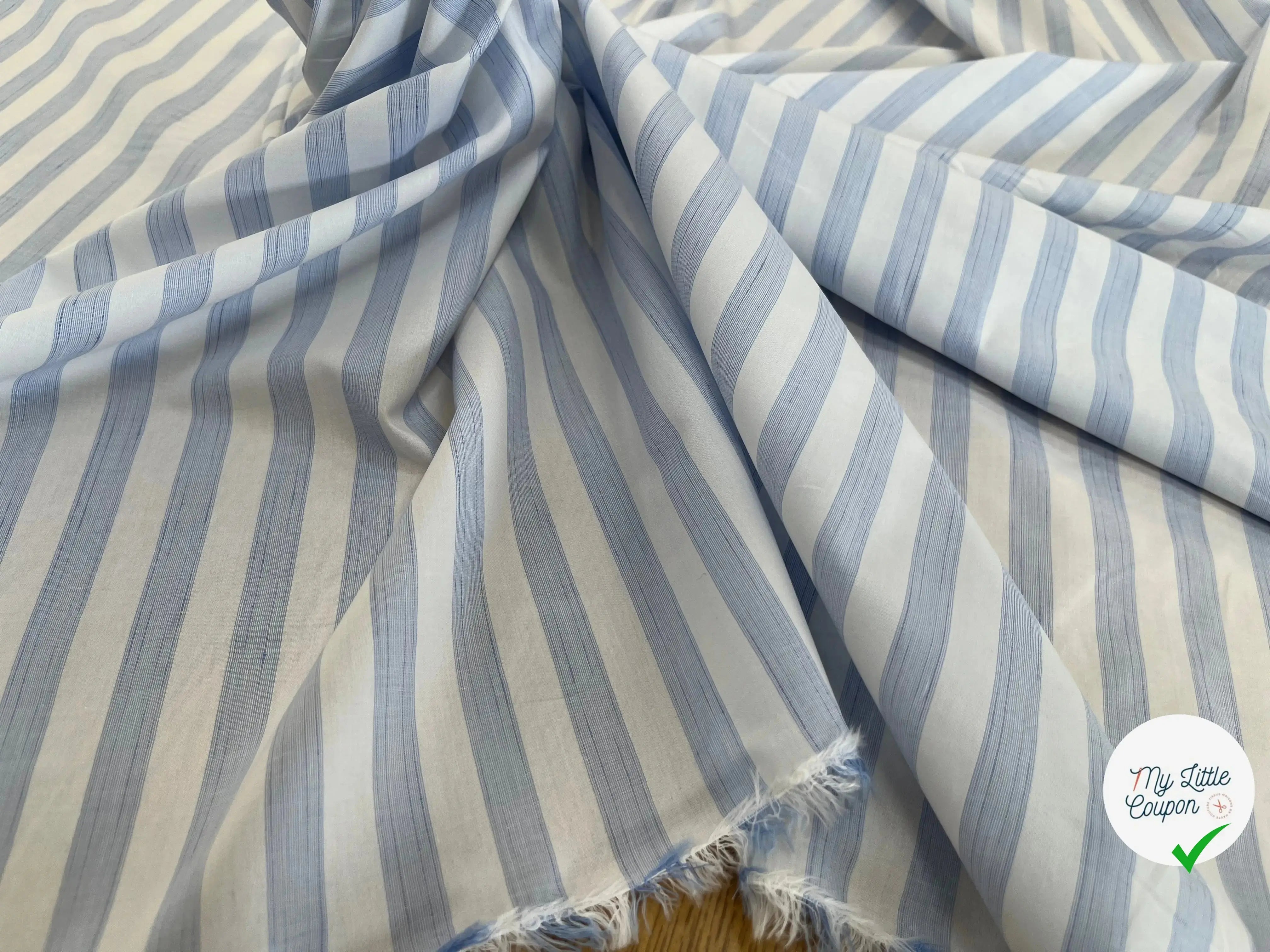 TISSU COTONLIN À GROSSE RAYURE BLEU CIEL BLANC - My Little Coupon