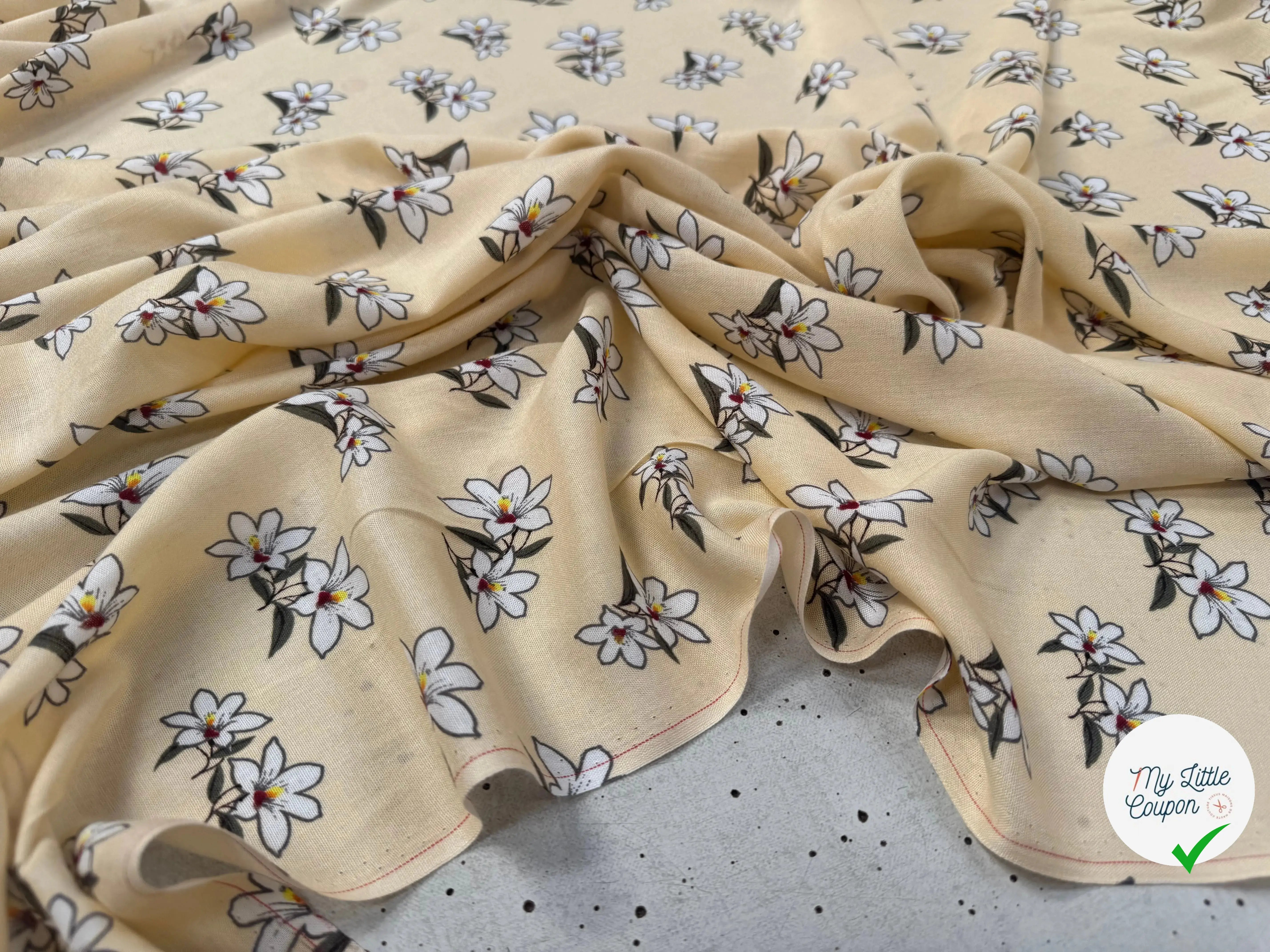 VISCOSE À MOTIF D'HIBISCUS À FOND BEIGE - My Little Coupon