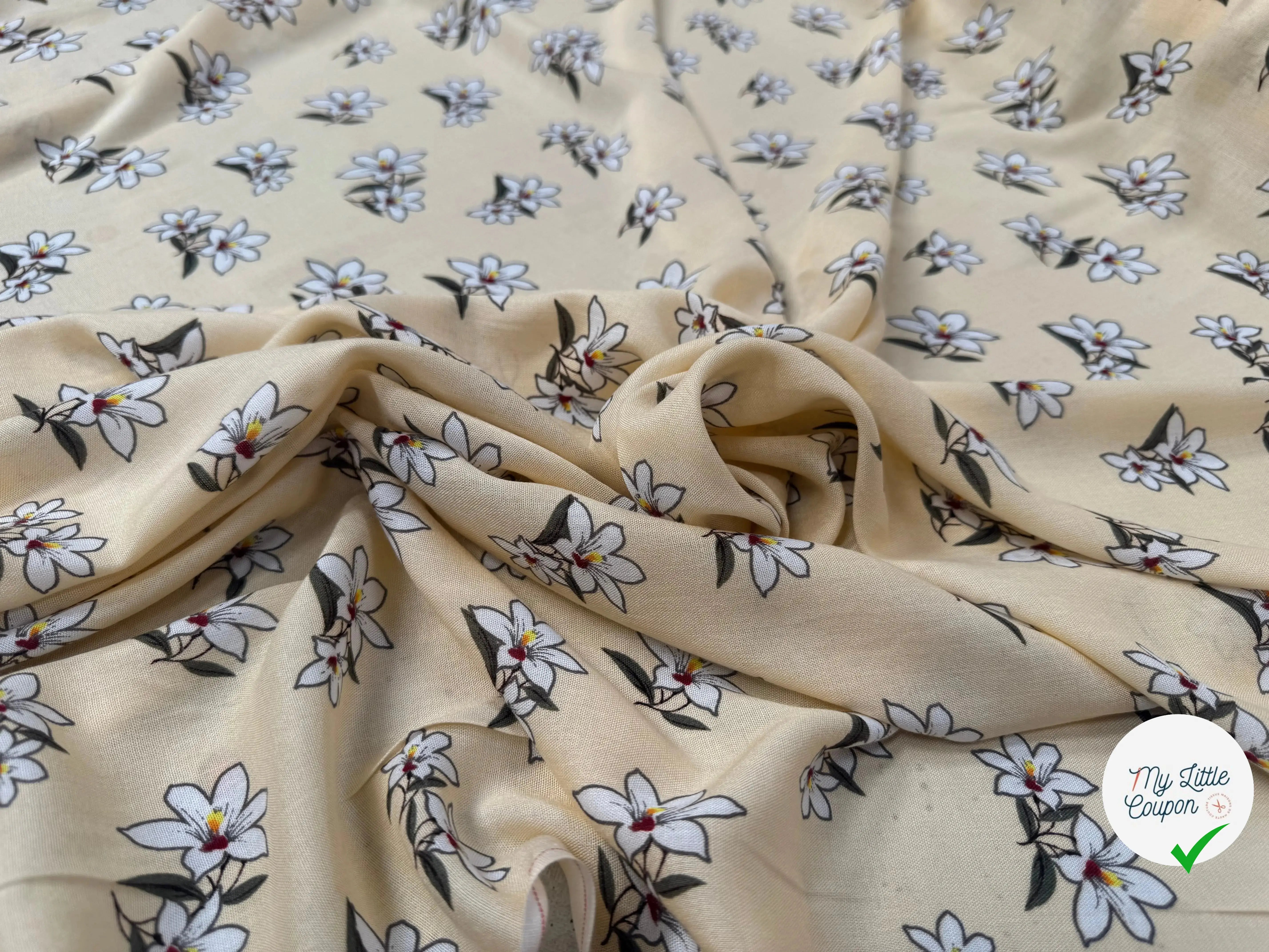VISCOSE À MOTIF D'HIBISCUS À FOND BEIGE - My Little Coupon