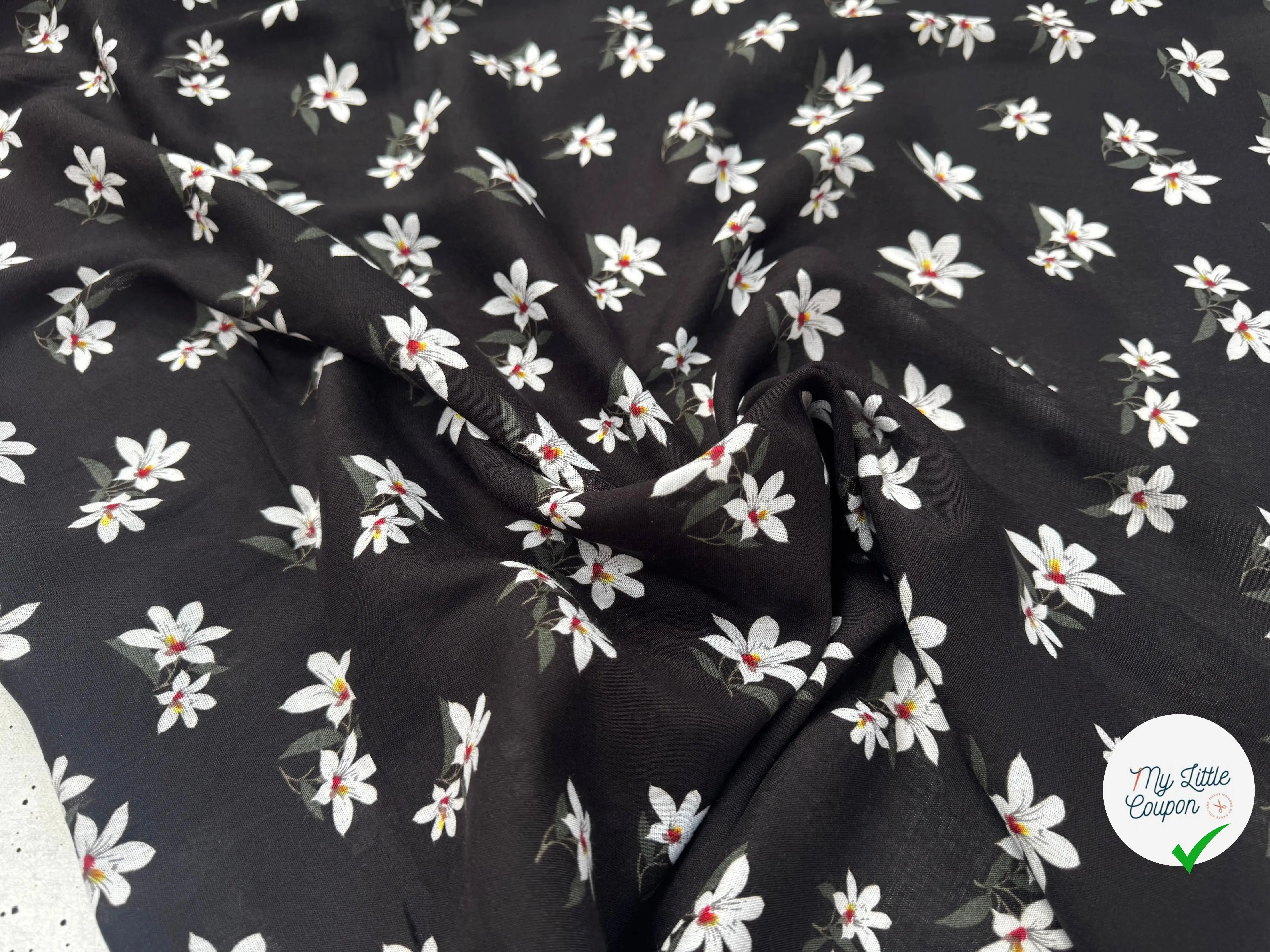 VISCOSE À MOTIF D'HIBISCUS À FOND NOIR - My Little Coupon