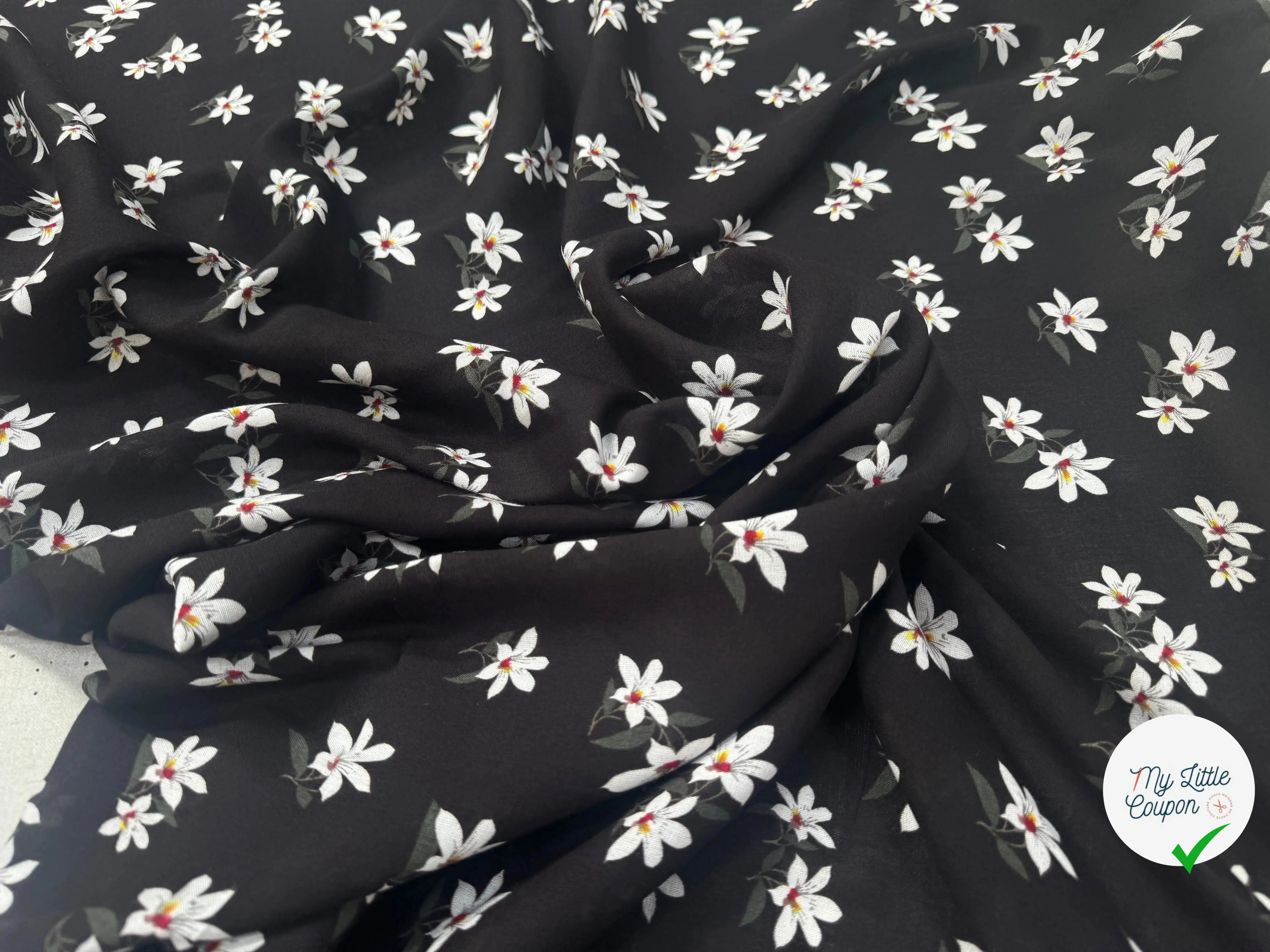 VISCOSE À MOTIF D'HIBISCUS À FOND NOIR - My Little Coupon