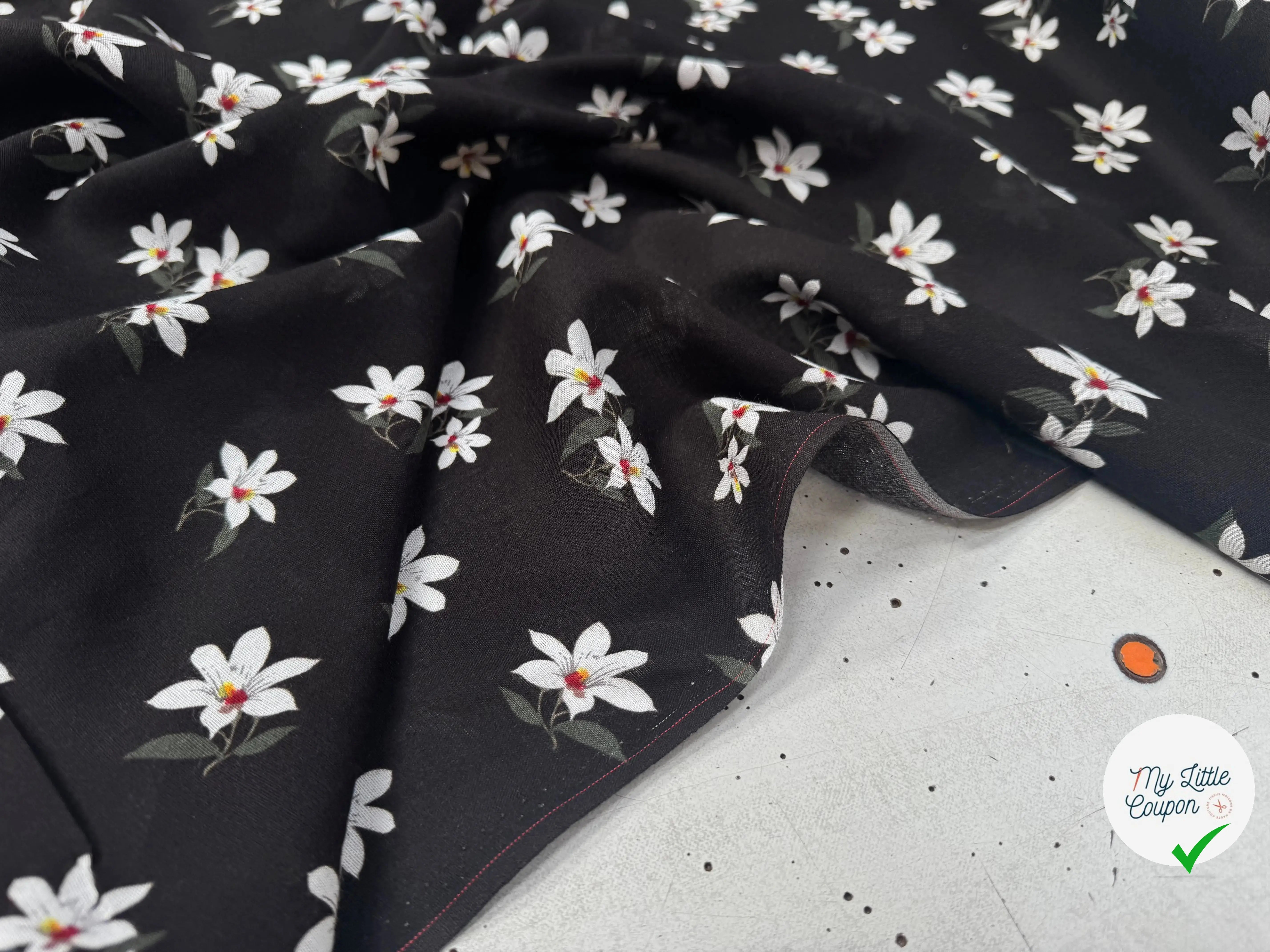 VISCOSE À MOTIF D'HIBISCUS À FOND NOIR - My Little Coupon