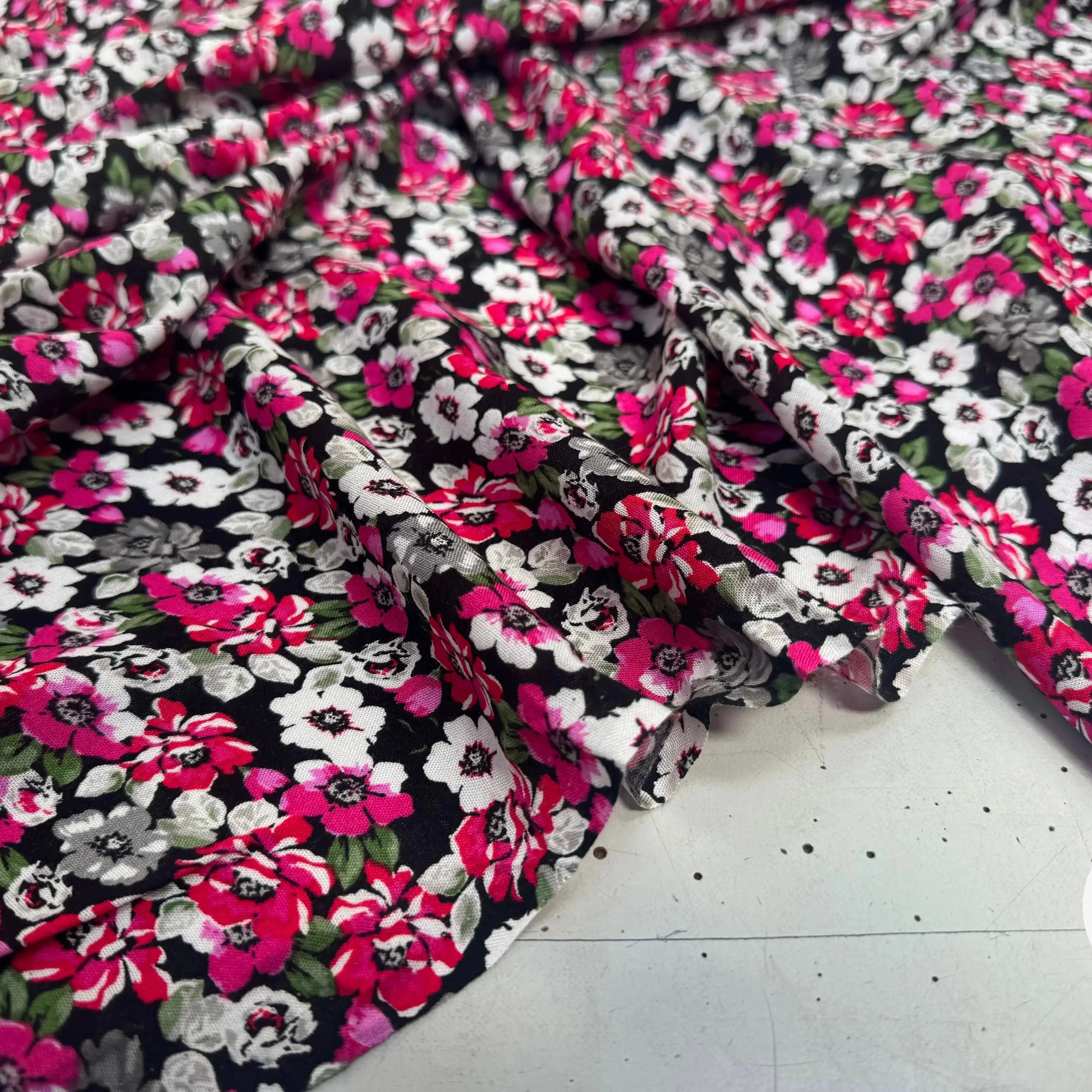VISCOSE À MOTIFS FLORAUX ROSES ET GRISES - My Little Coupon