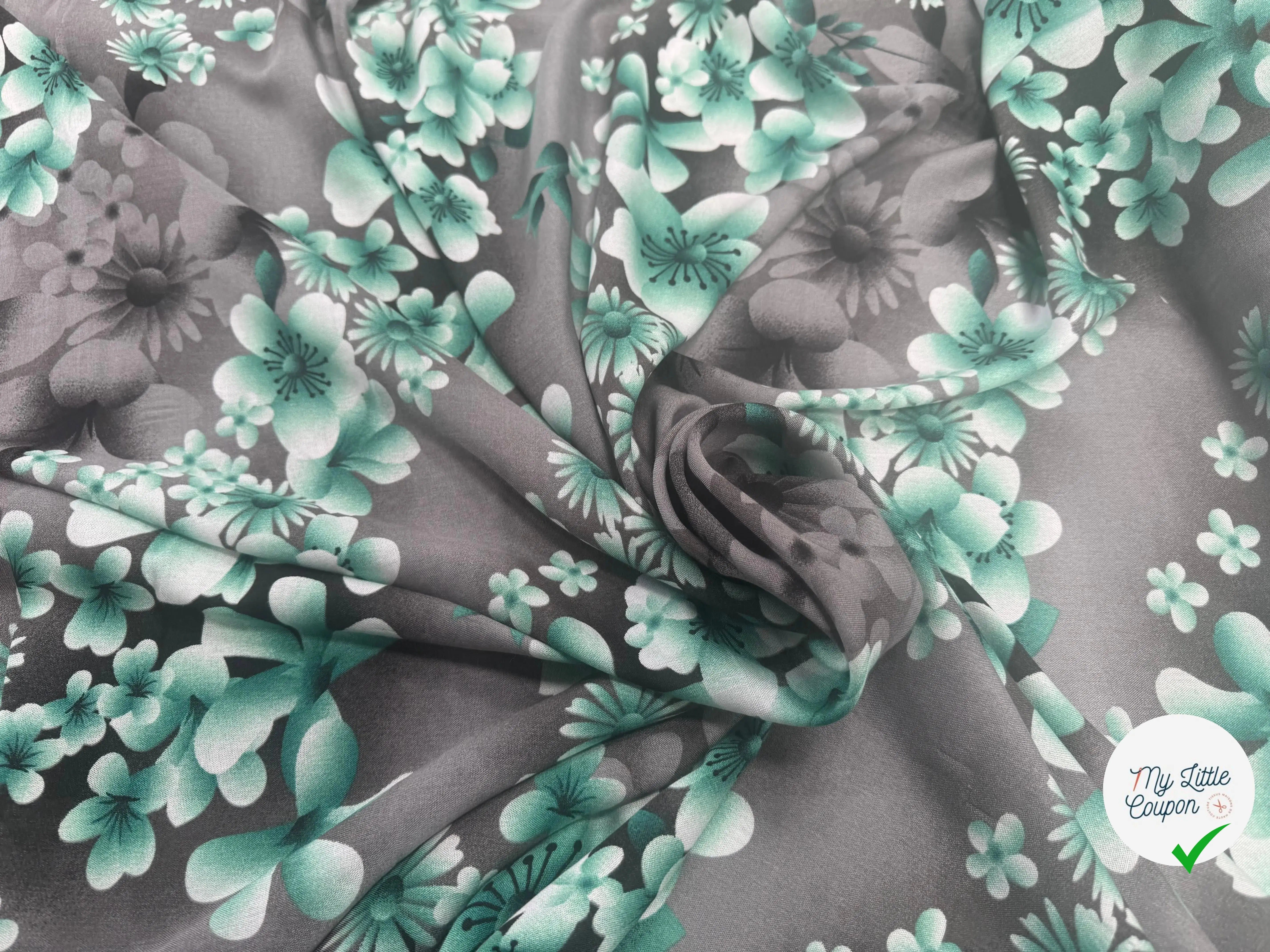 VISCOSE À MOTIFS ROSES ET PISSENLITS SUR FOND GRIS DE COULEURS GRIS ET VERT - My Little Coupon