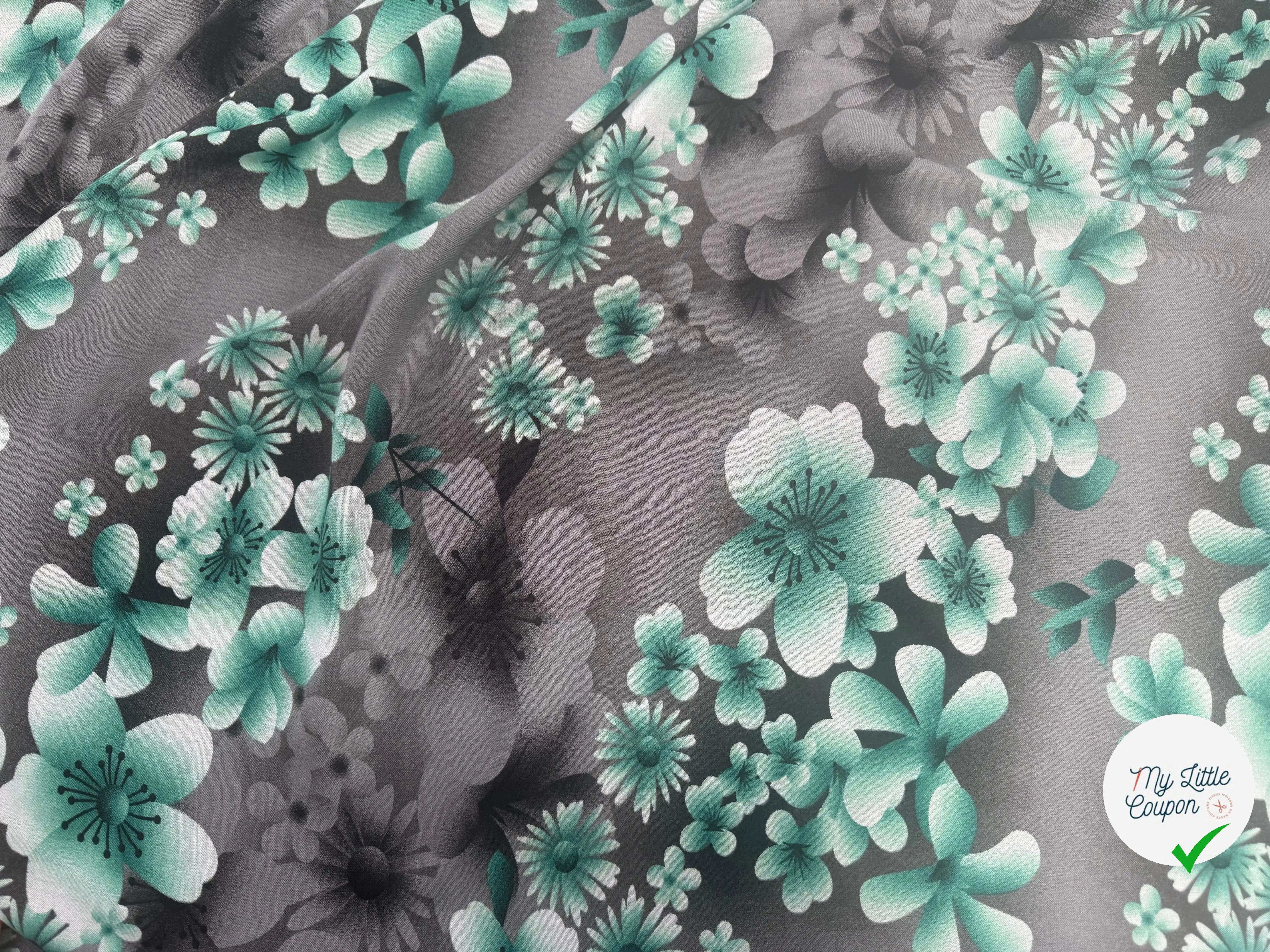 VISCOSE À MOTIFS ROSES ET PISSENLITS SUR FOND GRIS DE COULEURS GRIS ET VERT - My Little Coupon
