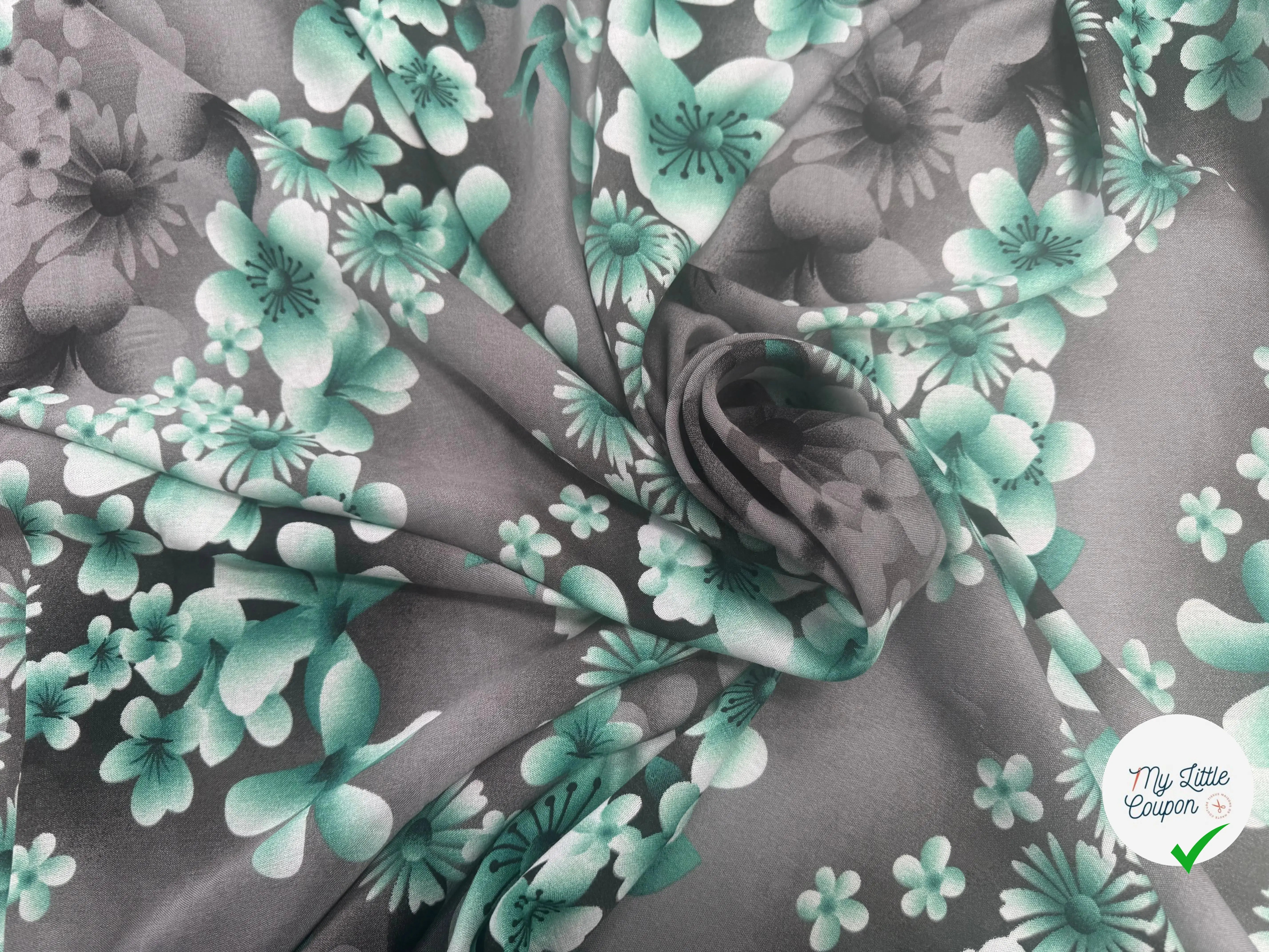 VISCOSE À MOTIFS ROSES ET PISSENLITS SUR FOND GRIS DE COULEURS GRIS ET VERT - My Little Coupon