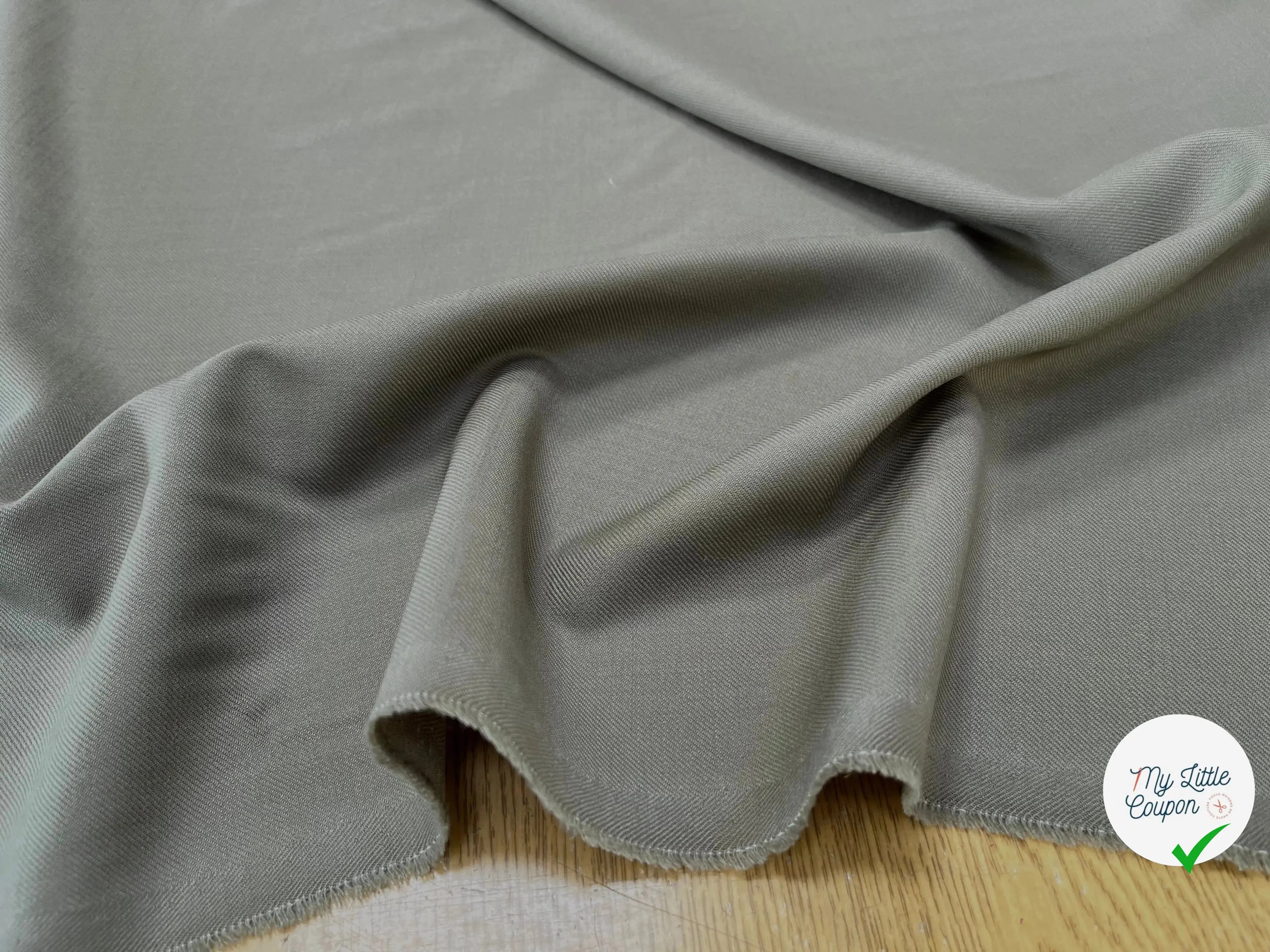 VISCOSE SERGÉE UNI STRETCH VERT GRIS - My Little Coupon