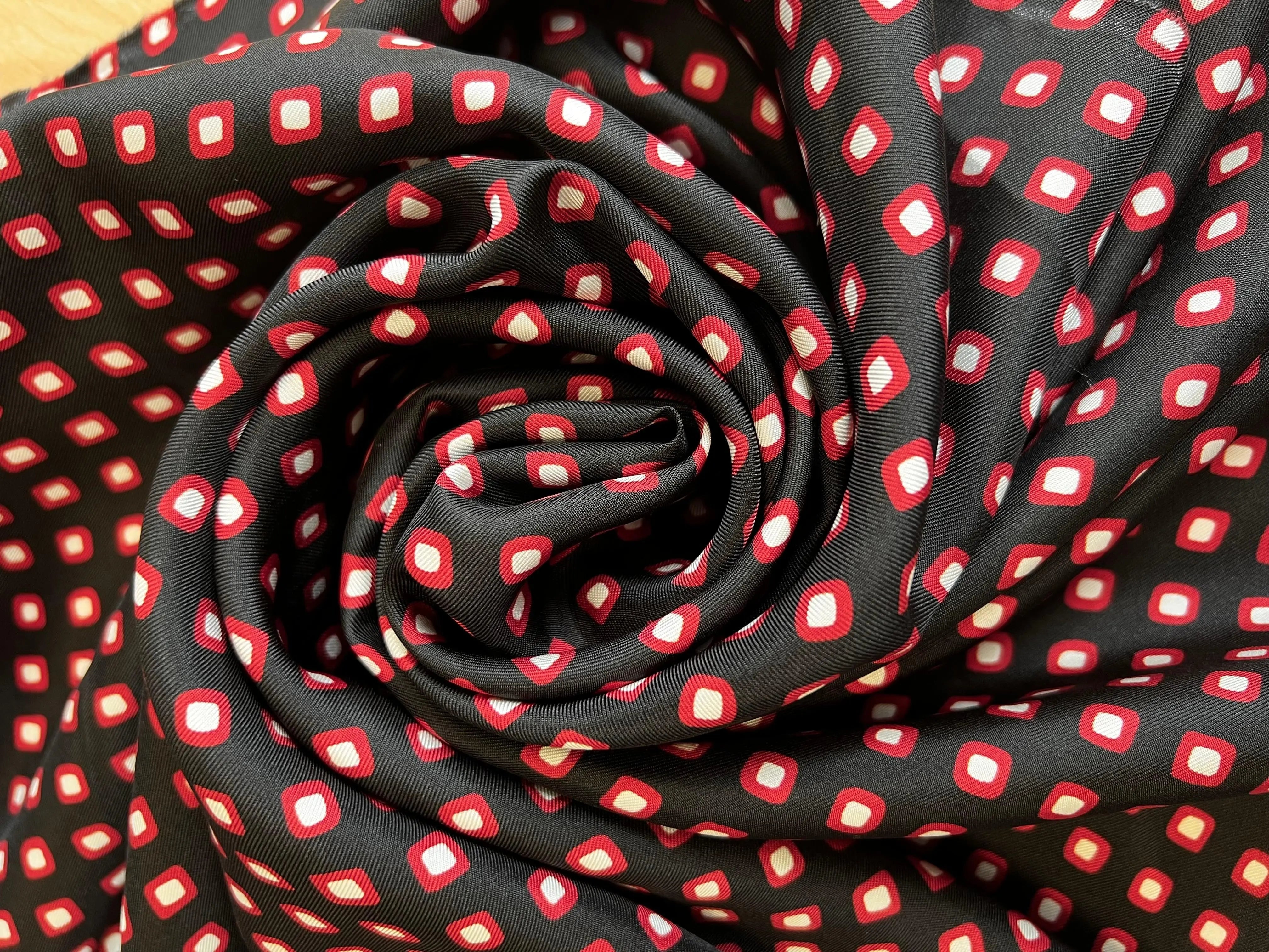 CRÊPE DE CHINE THÈME STENDHAL ROUGE ET NOIR - My Little Coupon - tissu - coudre