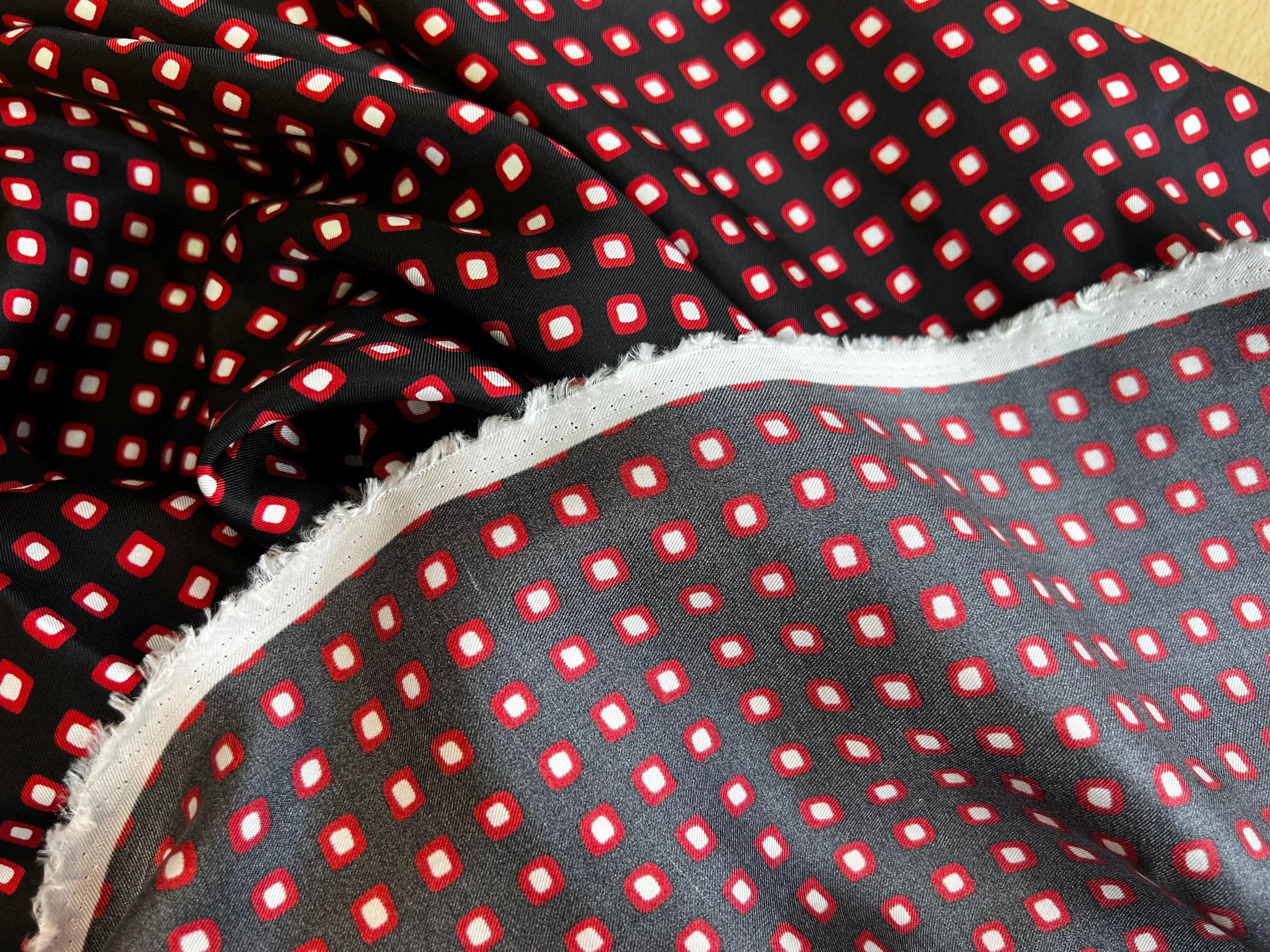 CRÊPE DE CHINE THÈME STENDHAL ROUGE ET NOIR - My Little Coupon - tissu - coudre