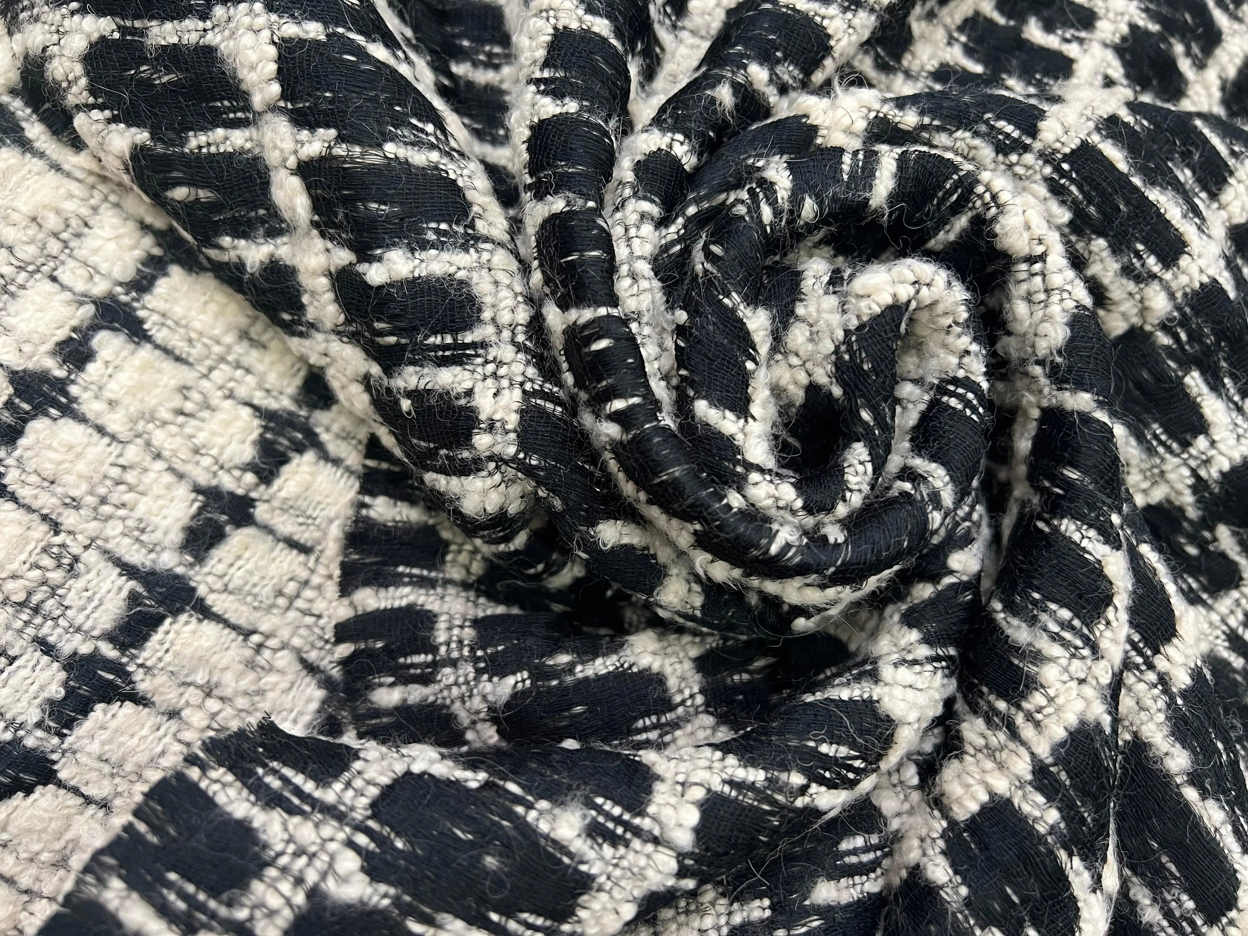 LAINAGE MANTEAU BOUCLETTE RECTANGLE BLANC CASSÉ SUR FOND NOIR - My Little Coupon - tissu - coudre