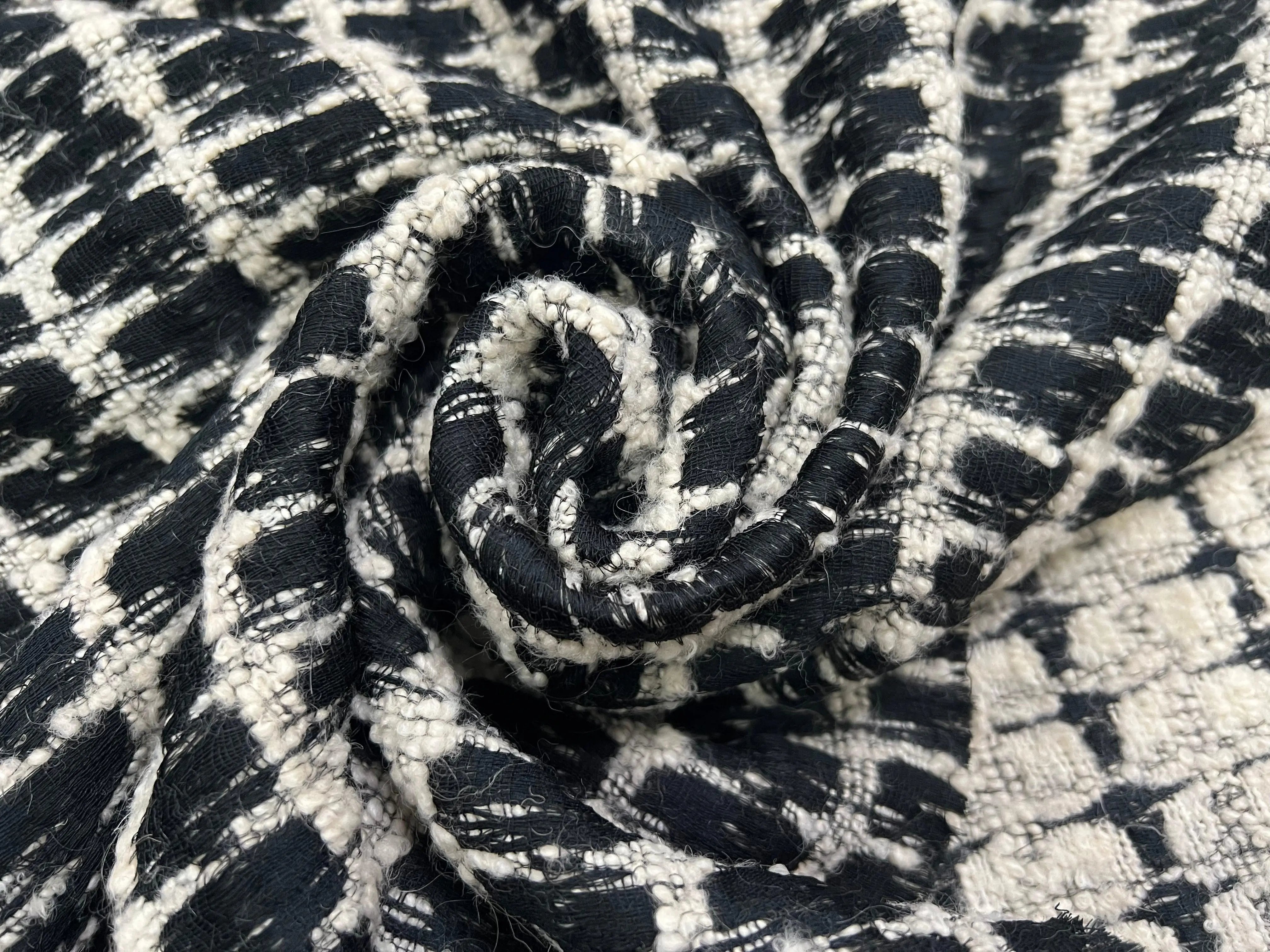LAINAGE MANTEAU BOUCLETTE RECTANGLE BLANC CASSÉ SUR FOND NOIR - My Little Coupon - tissu - coudre