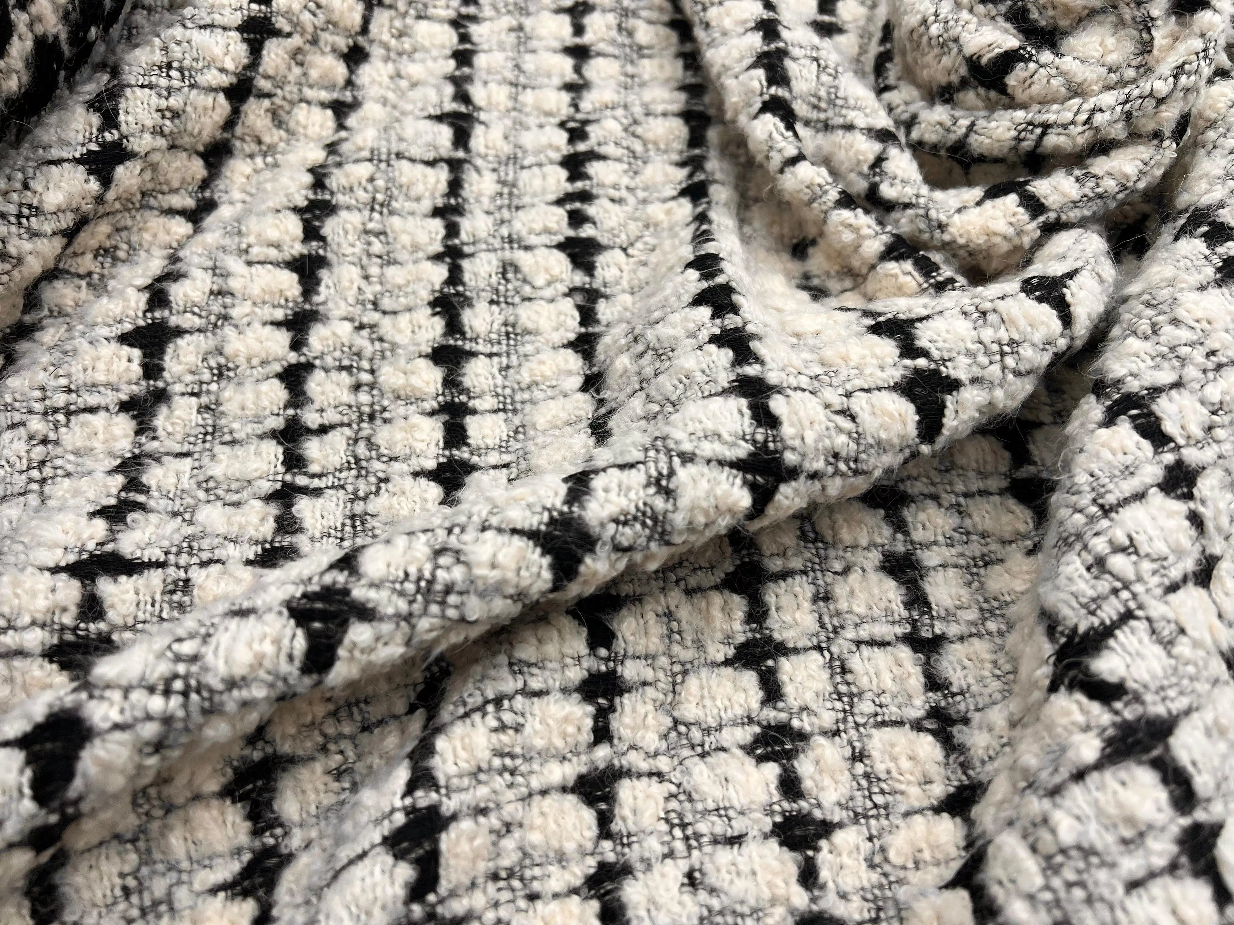 LAINAGE MANTEAU BOUCLETTE RECTANGLE BLANC CASSÉ SUR FOND NOIR - My Little Coupon - tissu - coudre