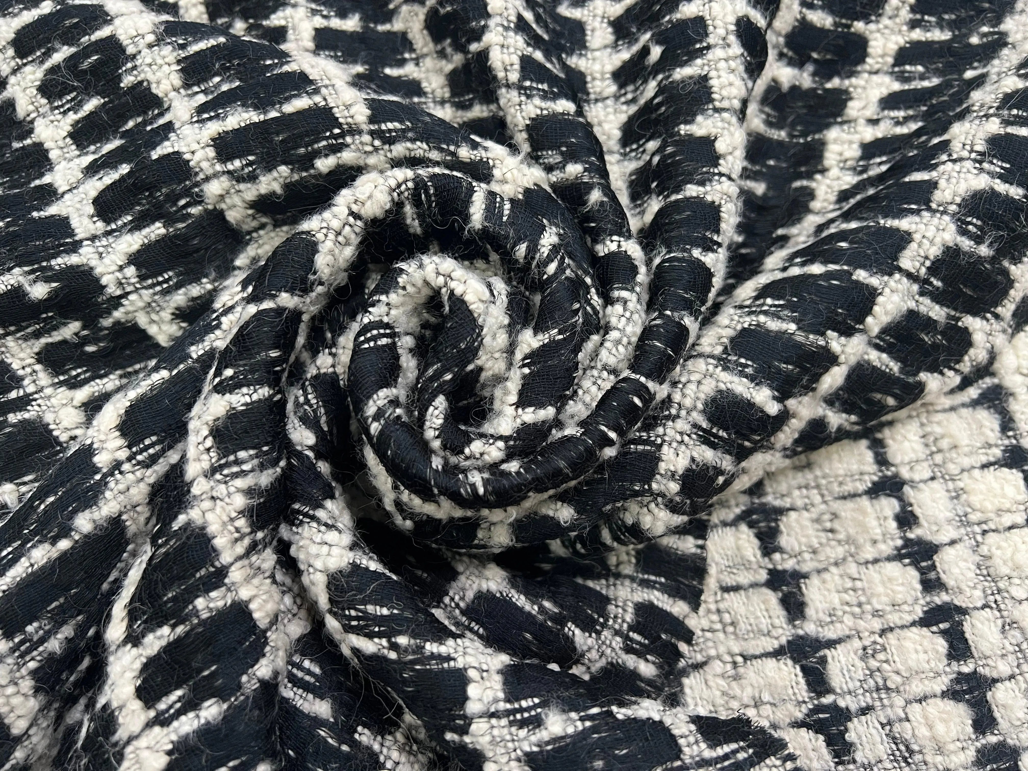 LAINAGE MANTEAU BOUCLETTE RECTANGLE BLANC CASSÉ SUR FOND NOIR - My Little Coupon - tissu - coudre
