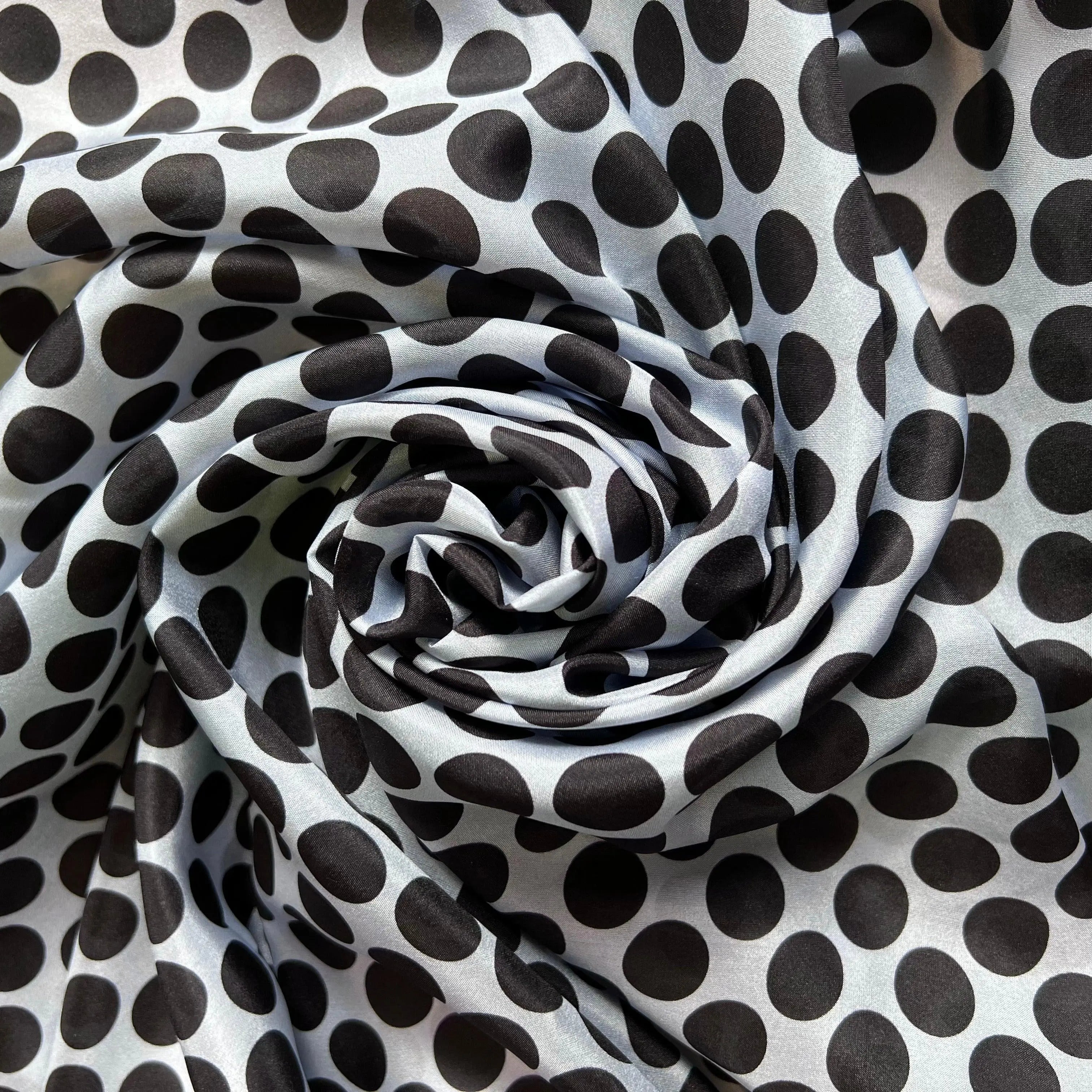 PONGÉ DE SOIE PASTILLE NOIRE SUR FOND BLEU - coupon de 3 mètres - My Little Coupon - tissu - coudre