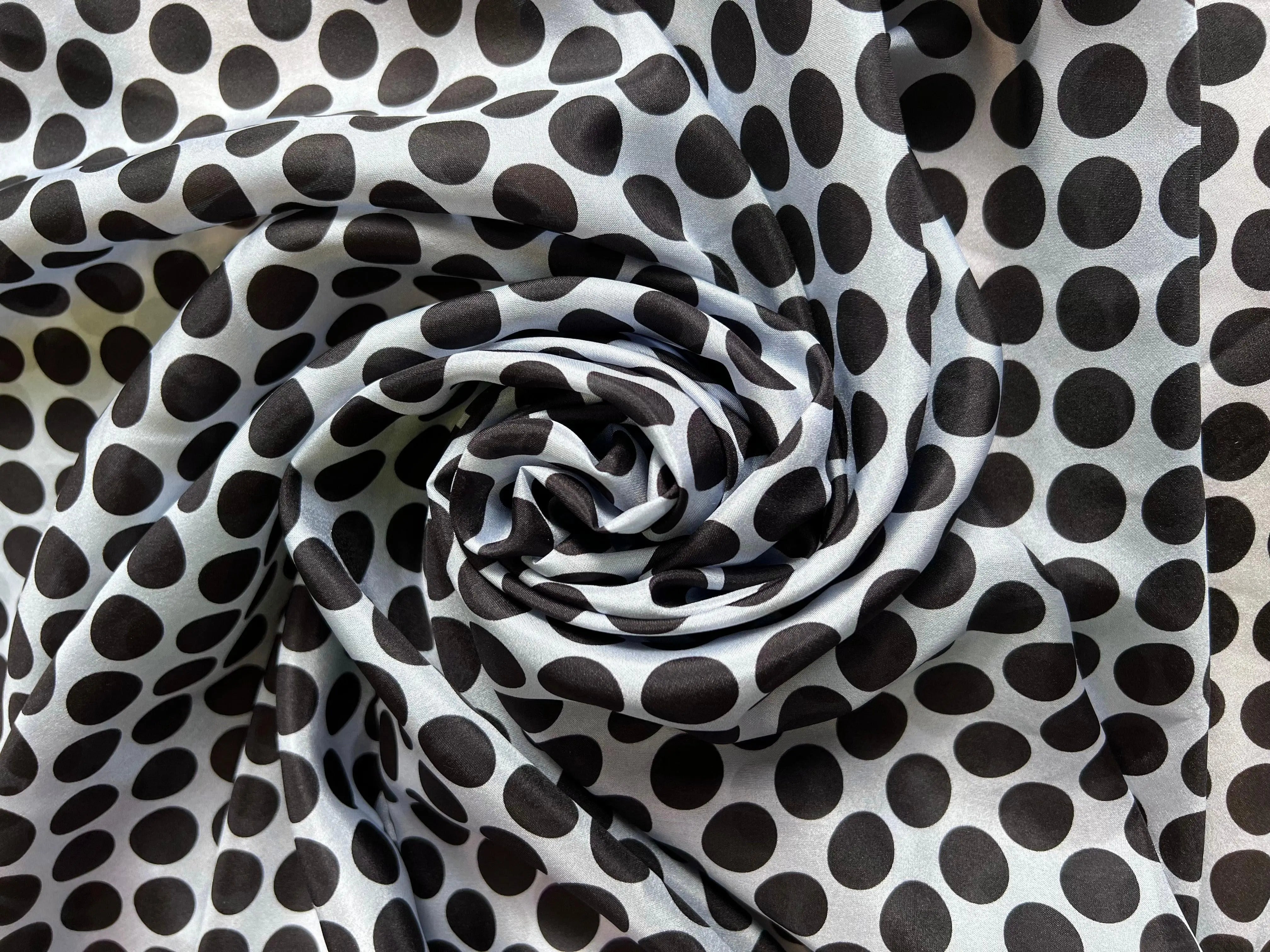 PONGÉ DE SOIE PASTILLE NOIRE SUR FOND BLEU - coupon de 3 mètres - My Little Coupon - tissu - coudre
