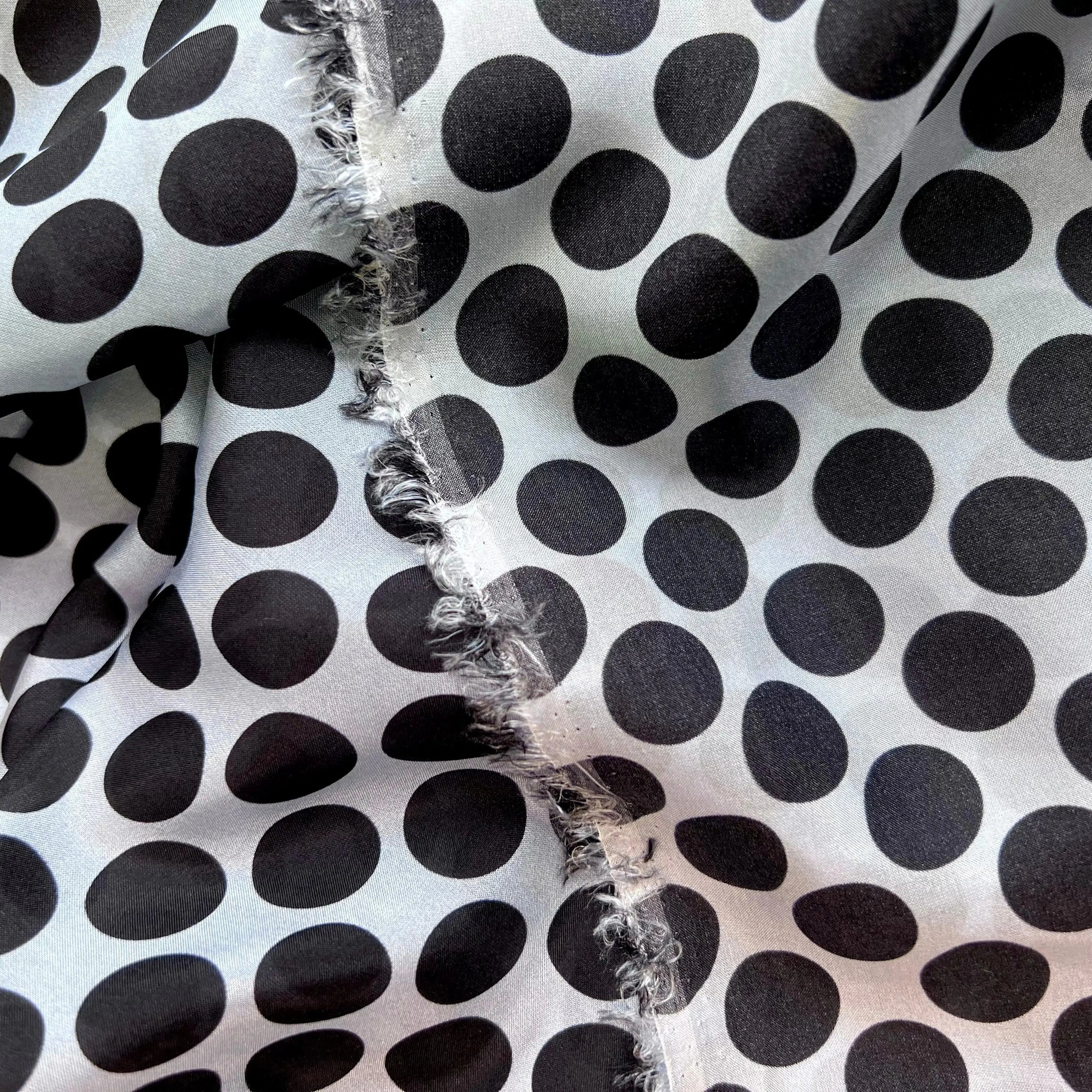 PONGÉ DE SOIE PASTILLE NOIRE SUR FOND BLEU - coupon de 3 mètres - My Little Coupon - tissu - coudre