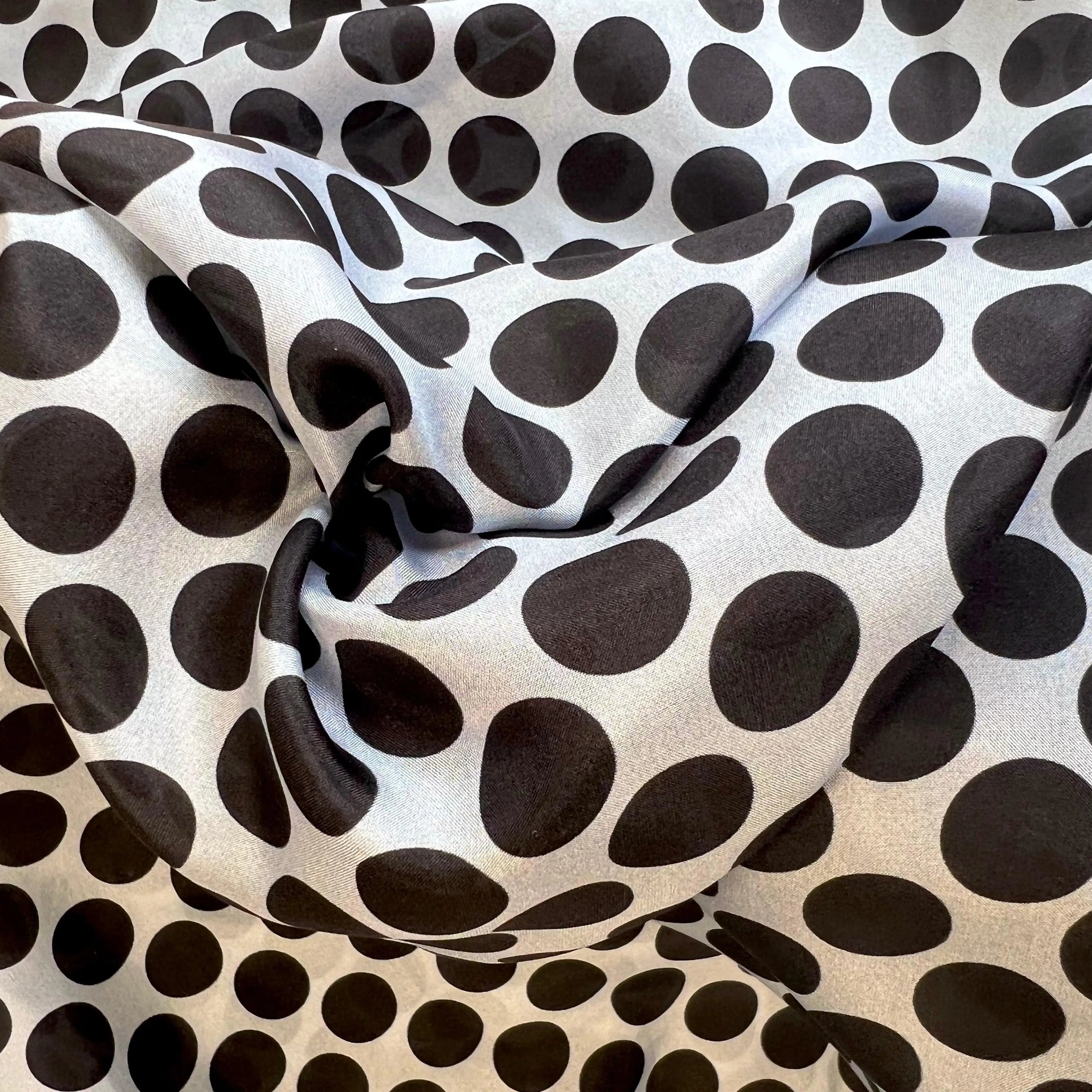 PONGÉ DE SOIE PASTILLE NOIRE SUR FOND BLEU - coupon de 3 mètres - My Little Coupon - tissu - coudre