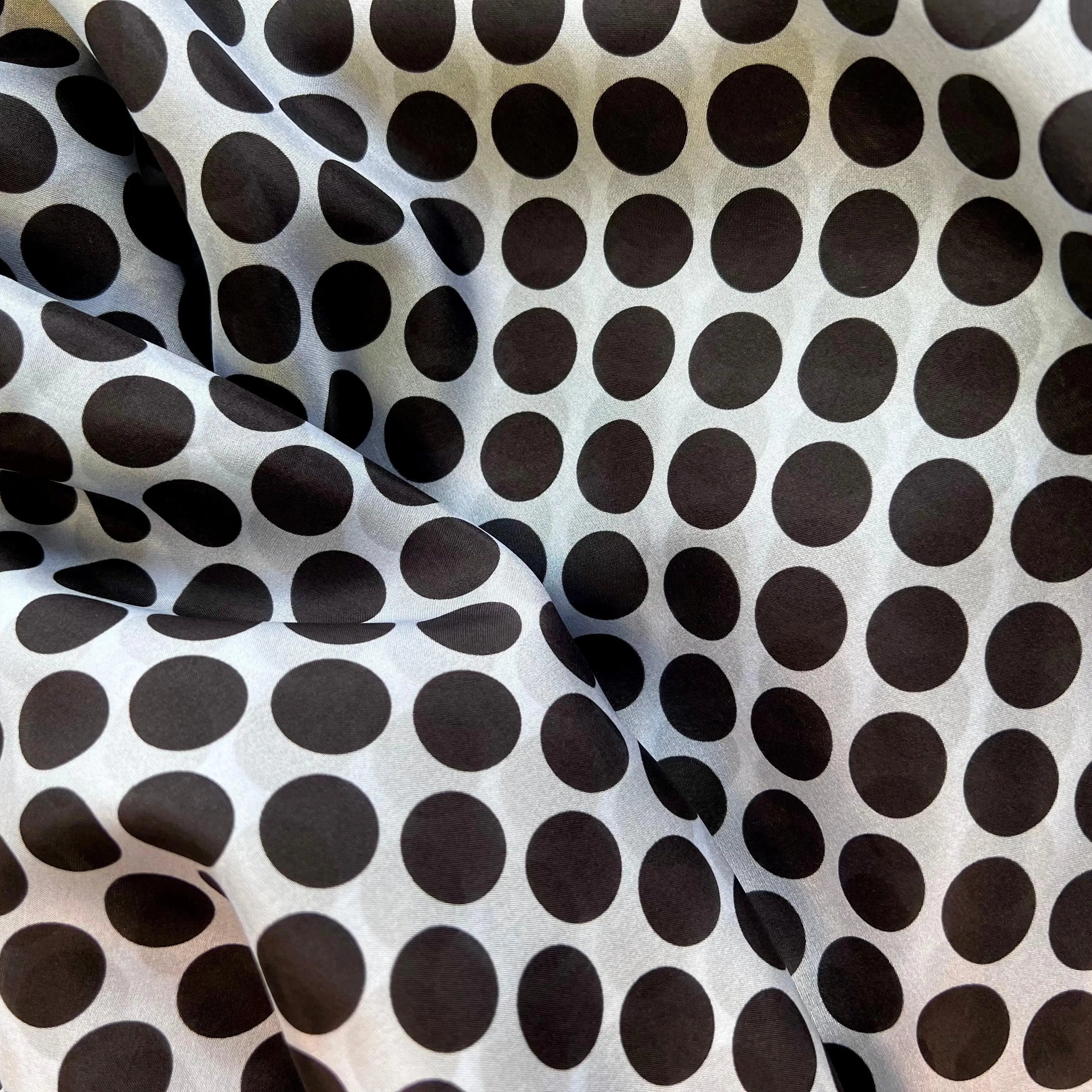 PONGÉ DE SOIE PASTILLE NOIRE SUR FOND BLEU - coupon de 3 mètres - My Little Coupon - tissu - coudre