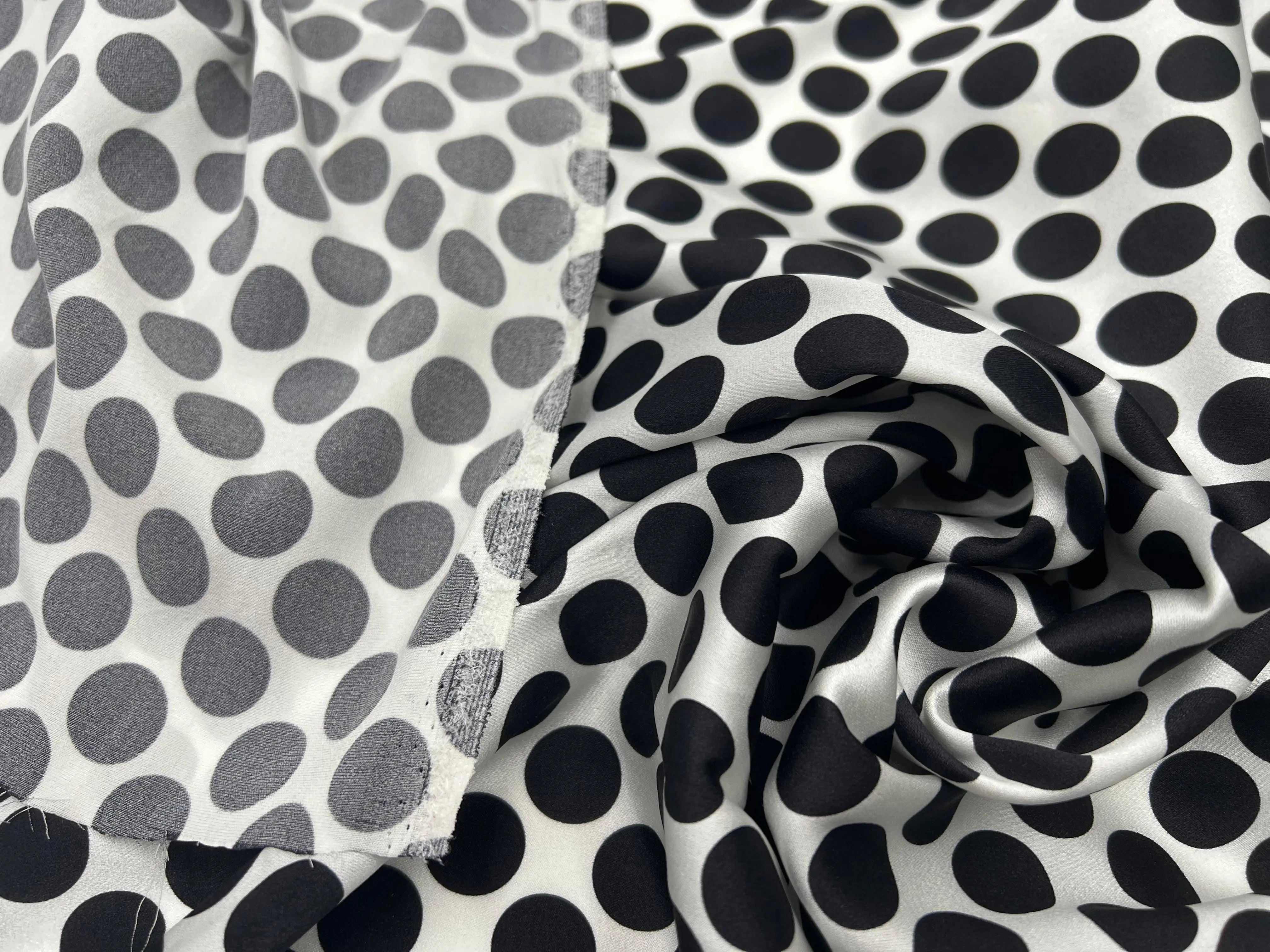 SATIN DE SOIE EXTENSIBLE POIS NOIR MULTIPLE SUR FOND BLANC - My Little Coupon - tissu - coudre